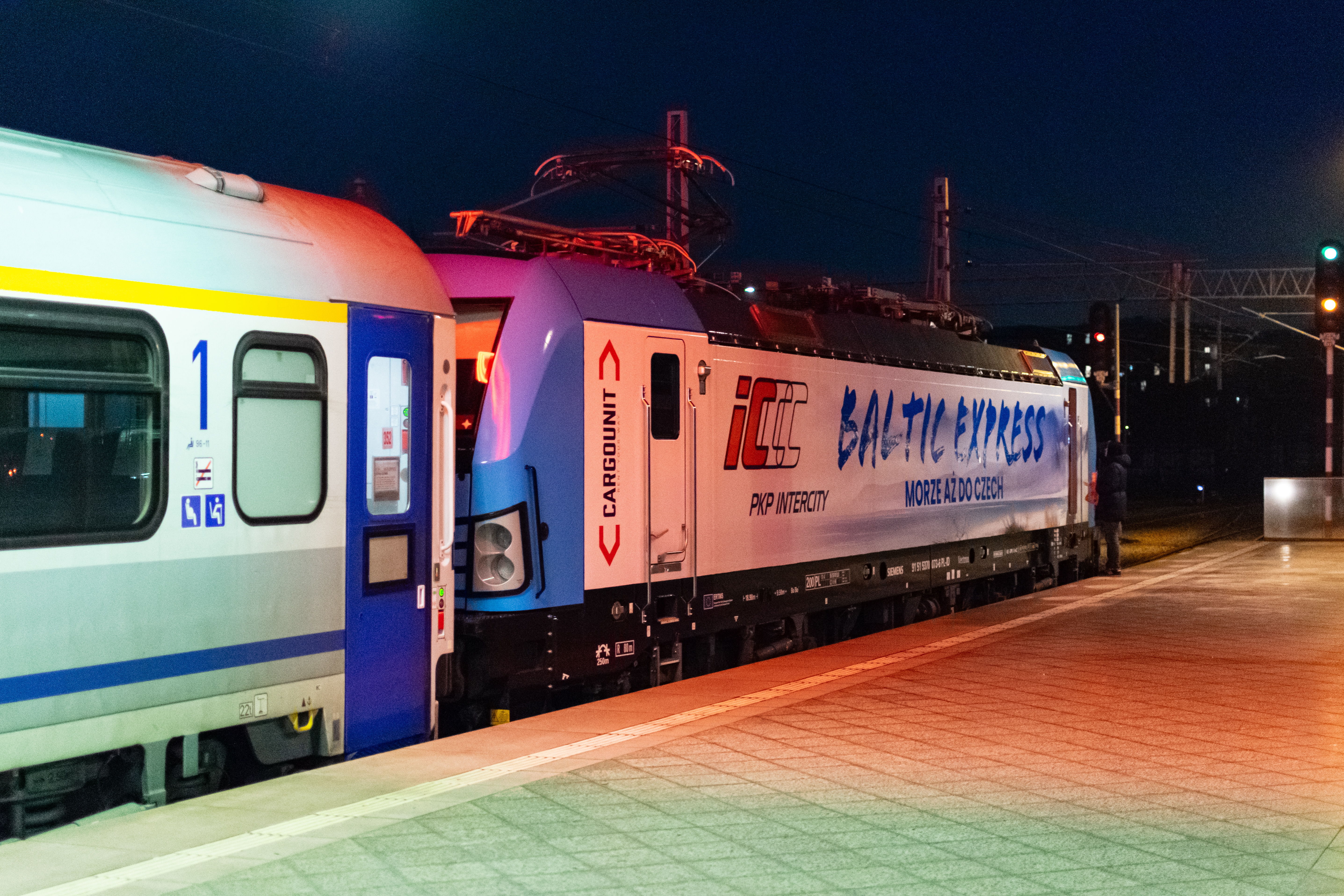 Blue Vectron with Baltic Express branding waiting at the platform