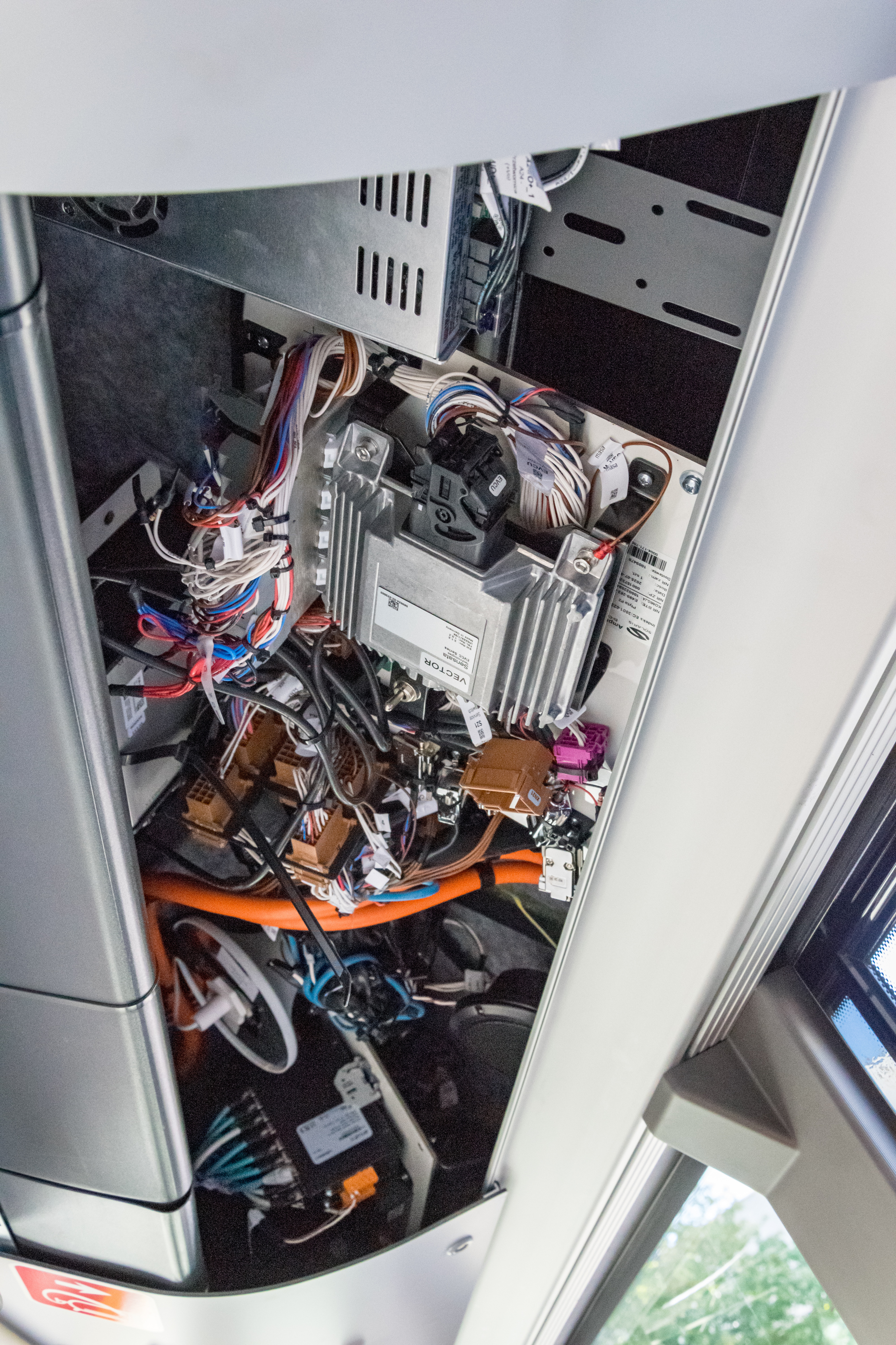 A look into some uhhh, electronics? of electric Solaris Urbino 18
