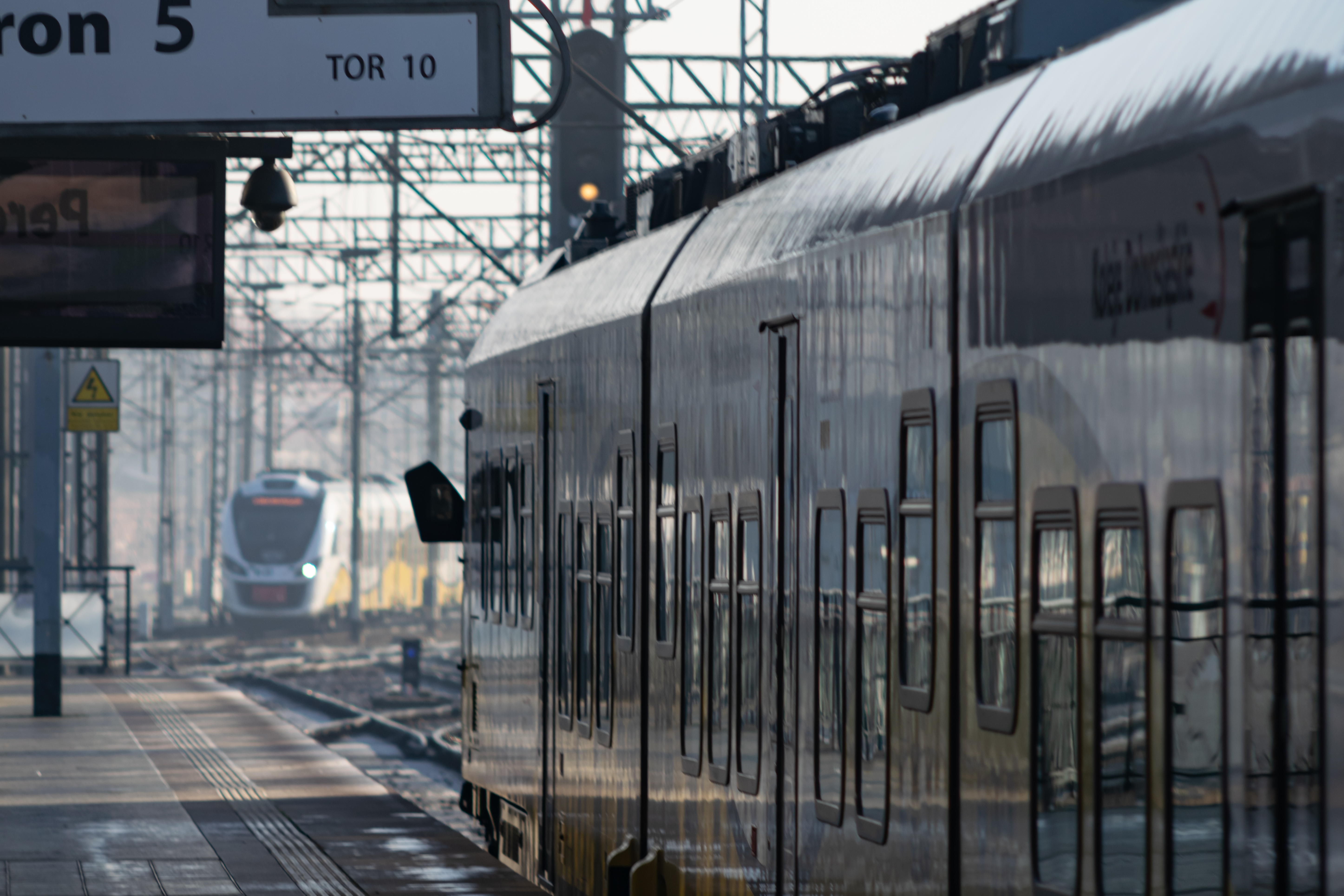 yellow-white 36WEh departing from the platform and waiting to shunt, there's another shunting 31WE visible far away