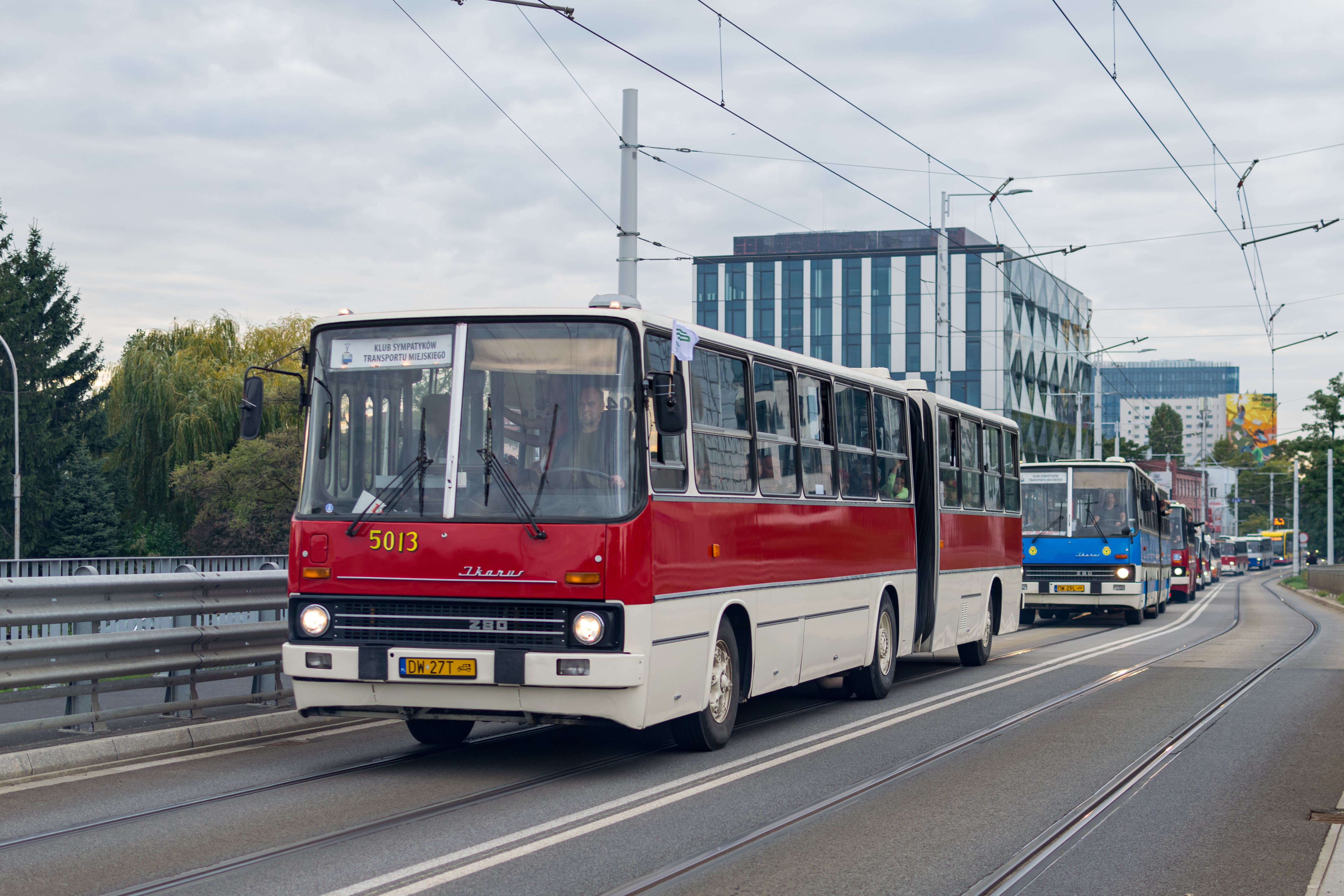 White-red-white Ikarus 280