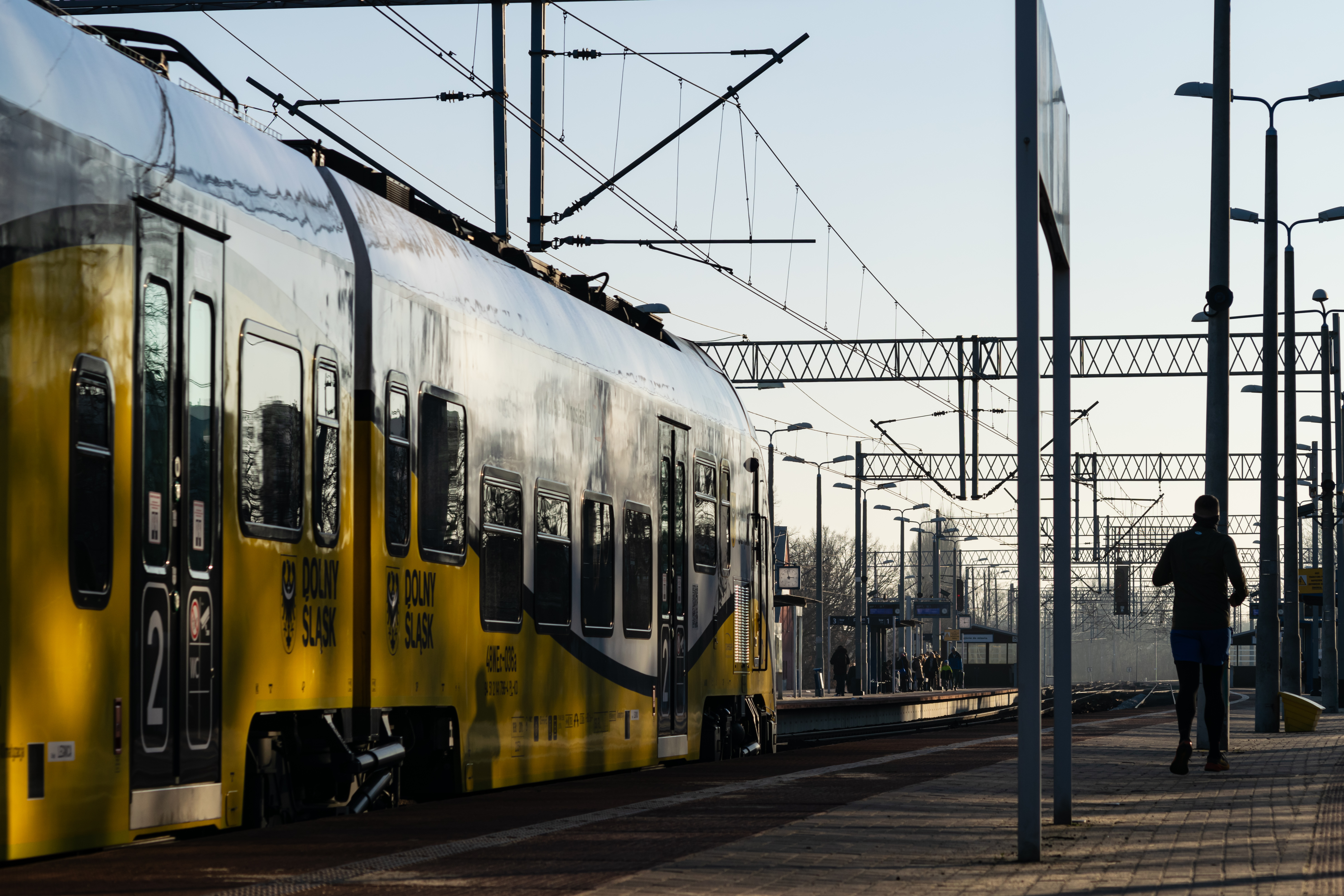 yellow-white 48WEc arriving at the station