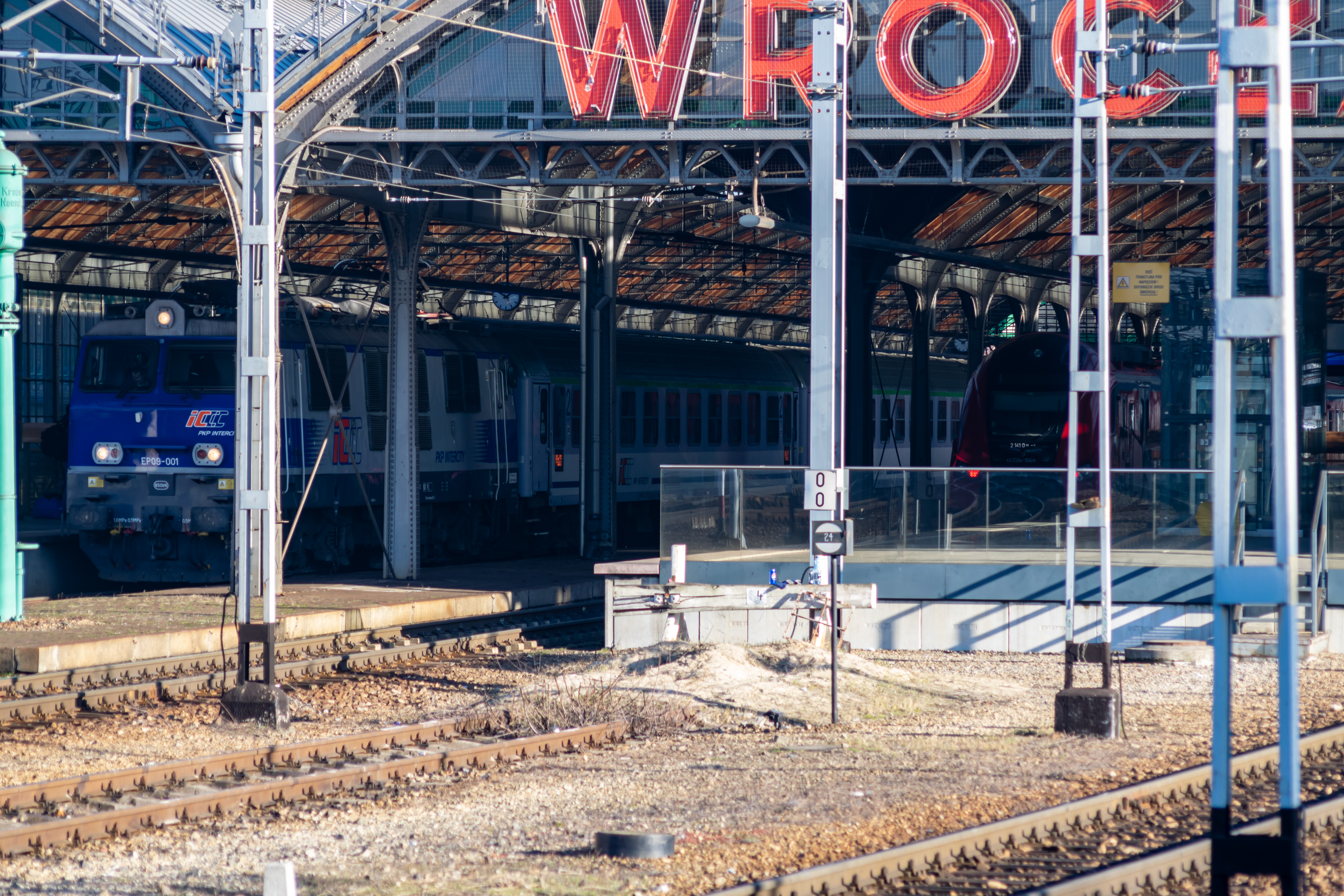 blue EP09 of said TLK train before departure, standing next to a barely visible red-orange ED72Ac