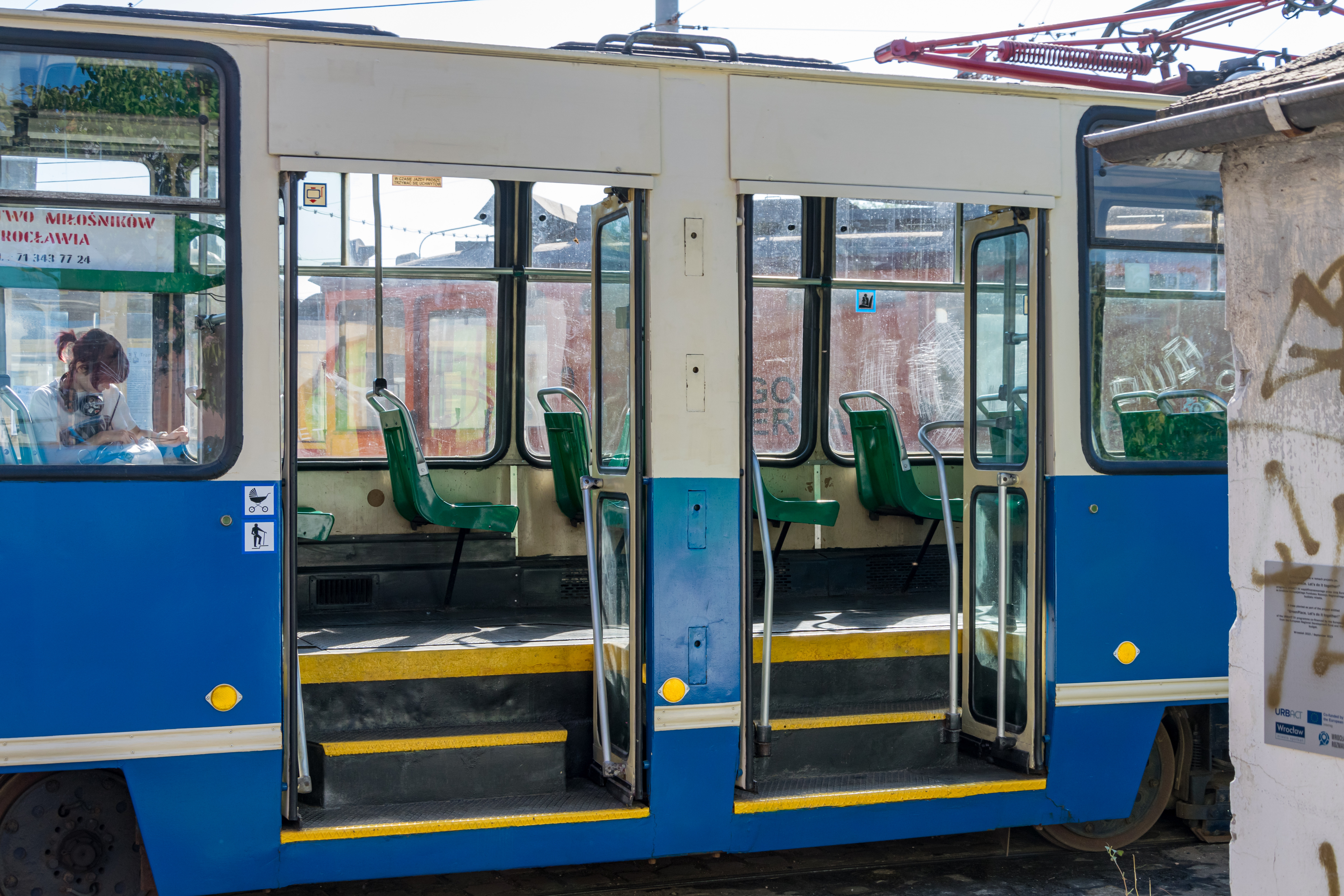 Middle of Konstal 105Na, showing two doors