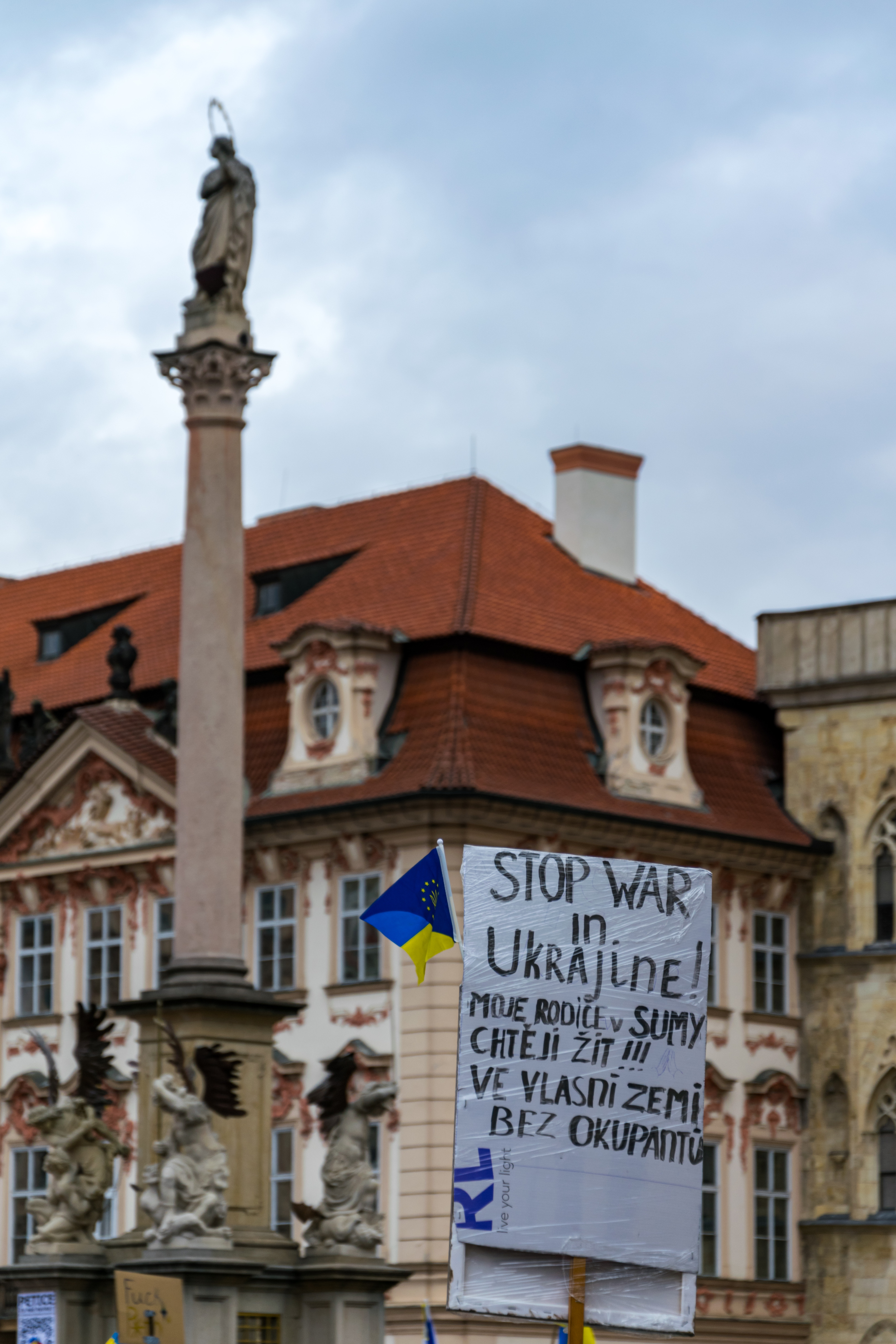 Anti-war sign, translates to „Stop war in Ukraine! My parents in Sumy want to live! in their own country without occupants”