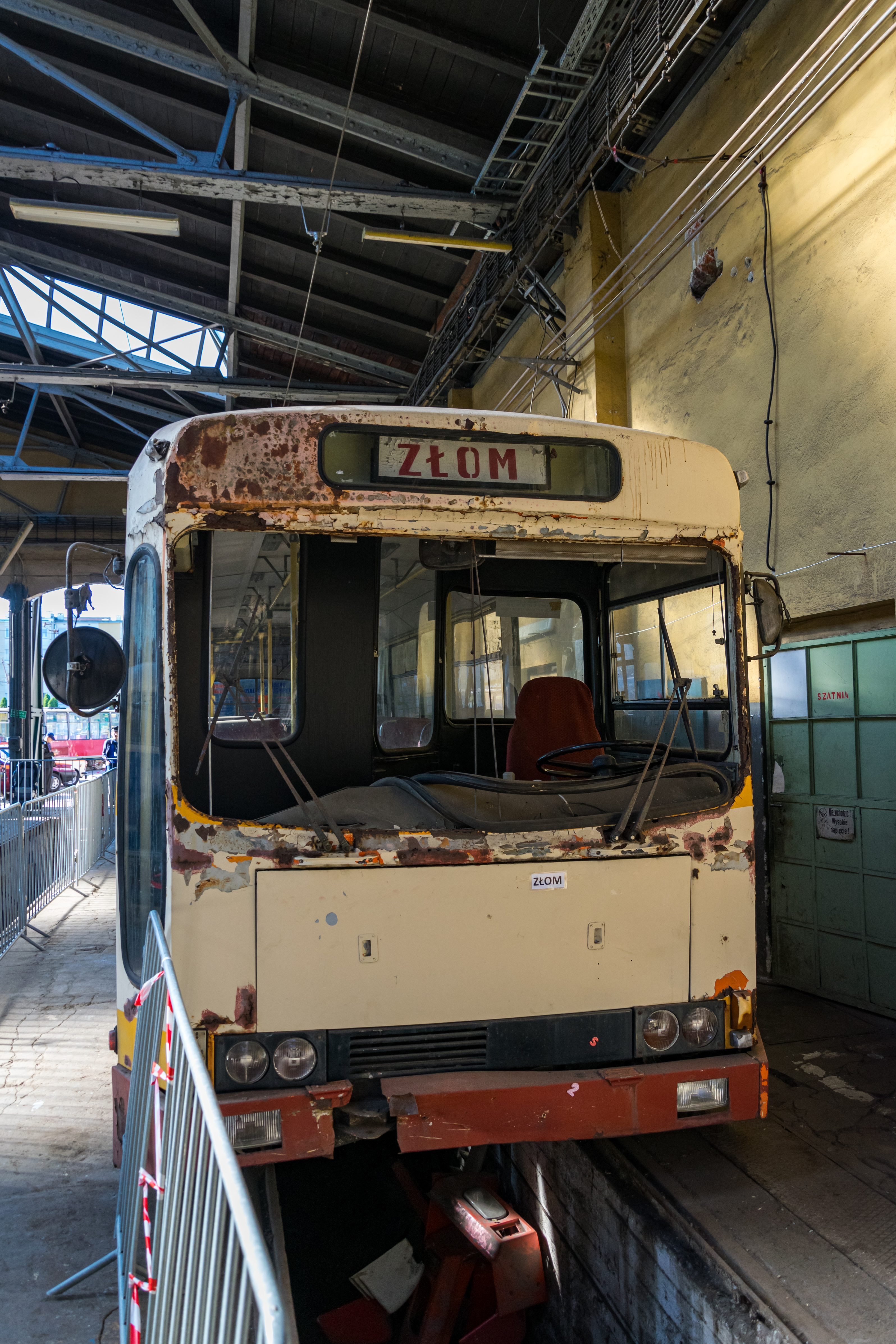 Old incomplete bus with destination board saying „Złom”, or „Scrapyard”