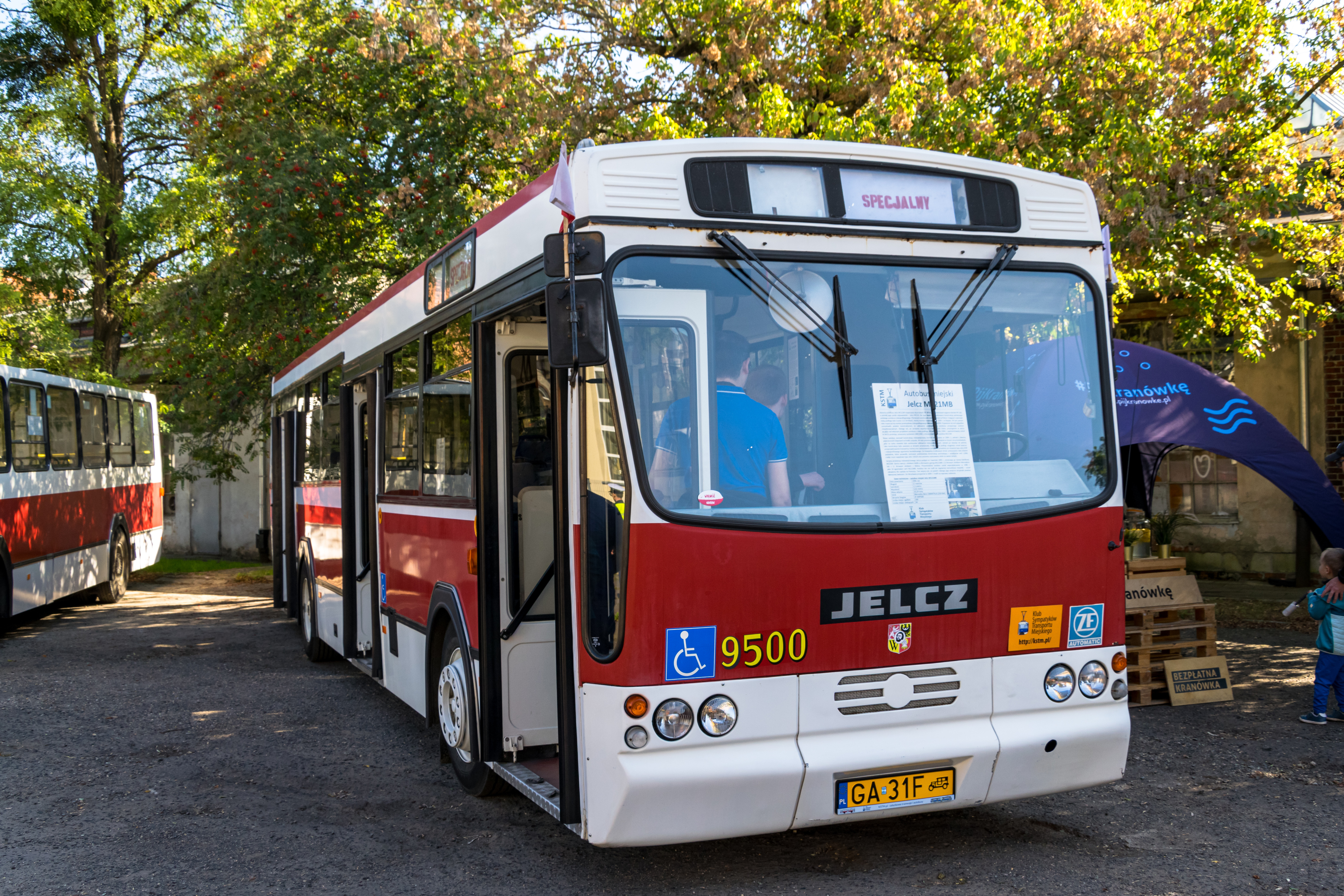 Jelcz M121MB, produced in 1995, looking like its older 120M and PR110 brothers, but with area between first and second doors being low floor