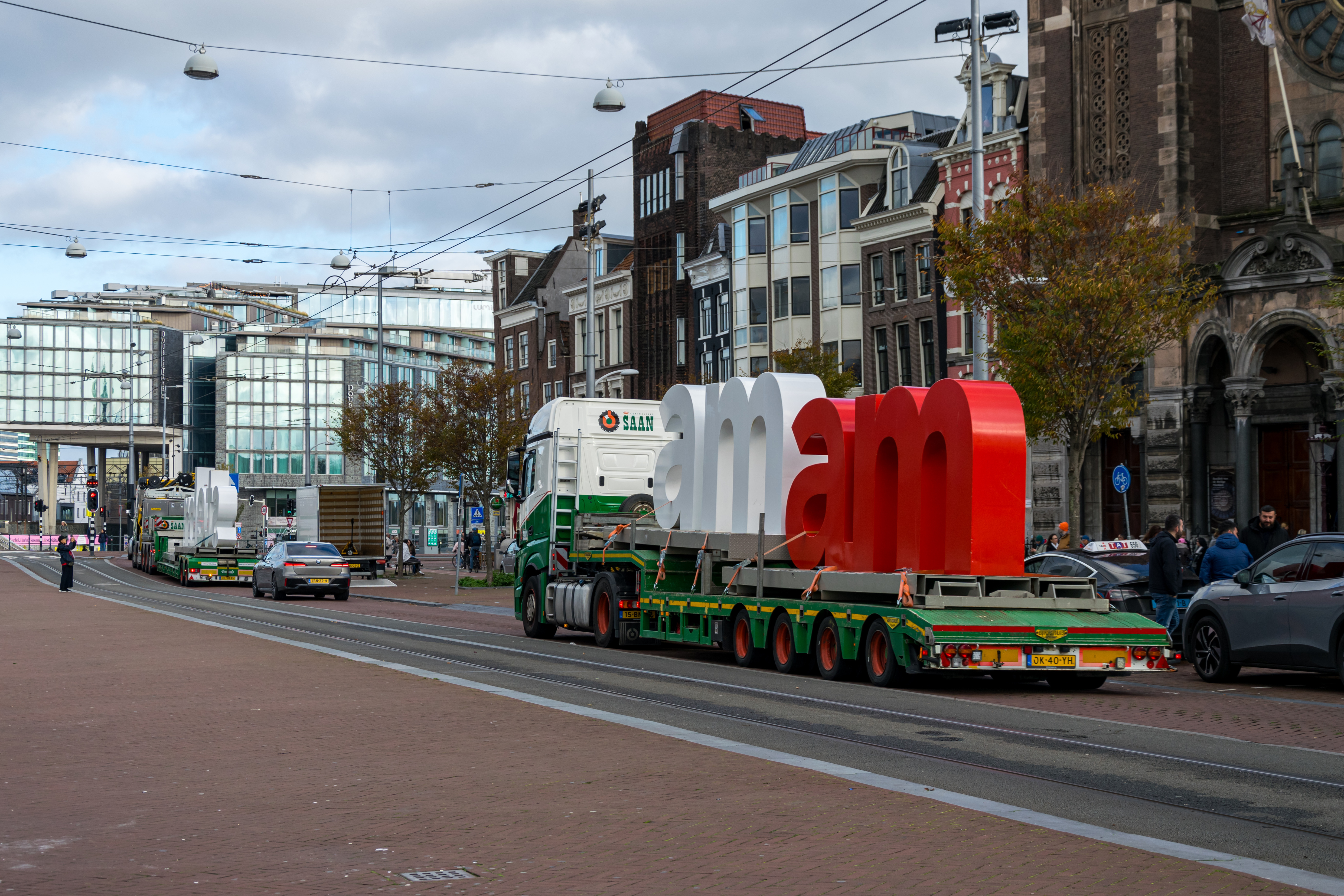 Semitruck with „am am” letter thingies on the trailer