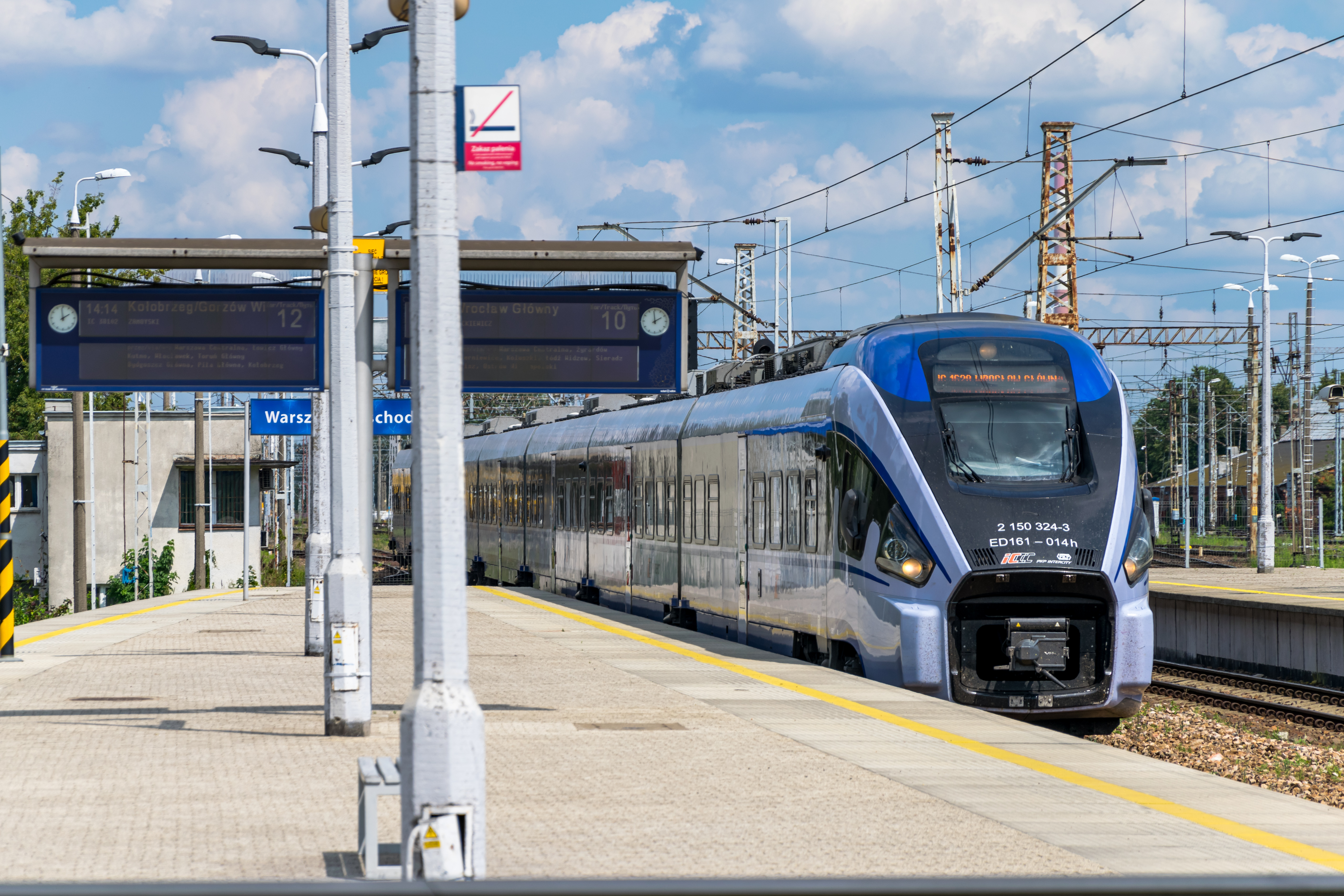 dark blue-light blue karp train