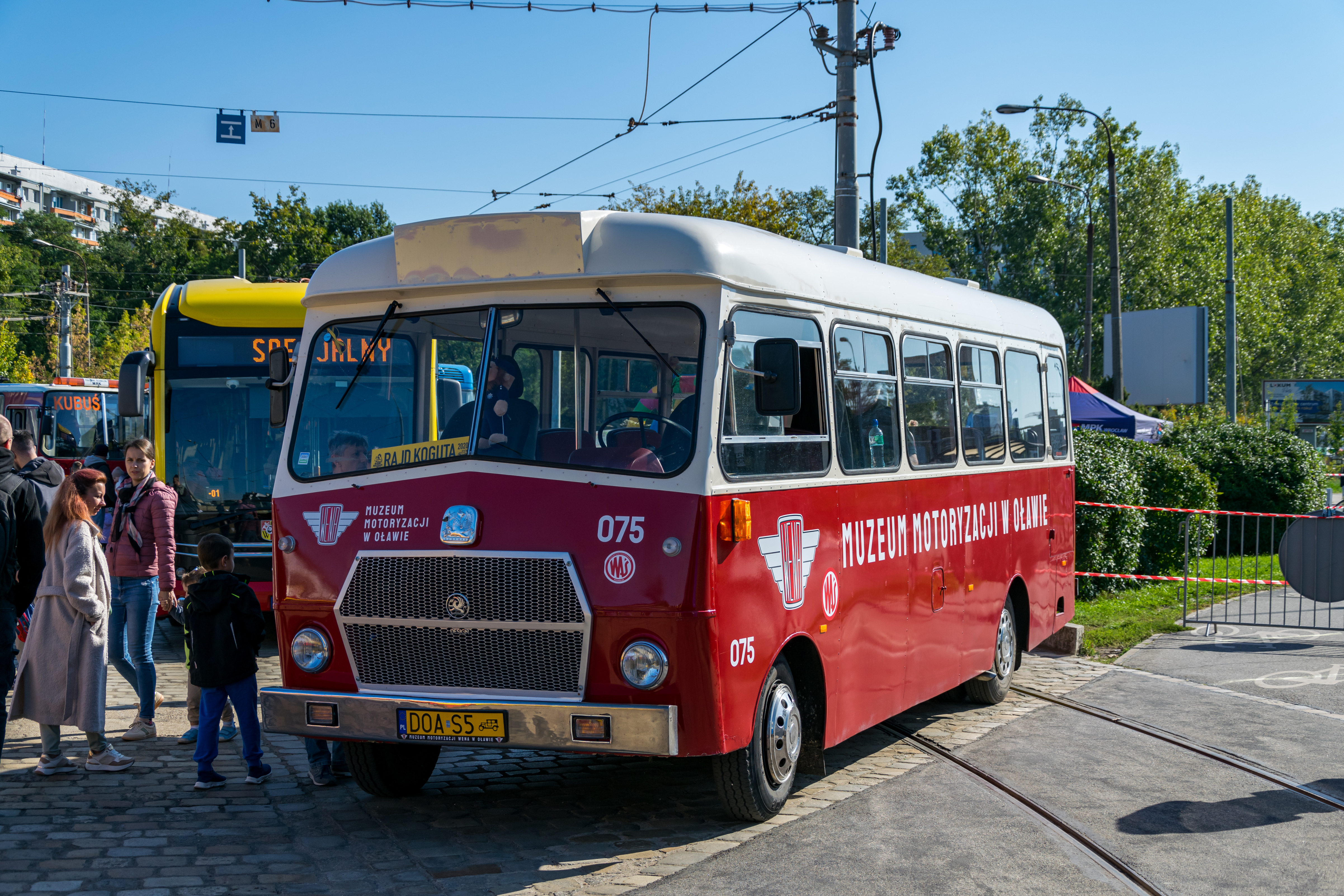 White-red bus, apparently Bedford VAS2 H, never heard of it, built in 1962