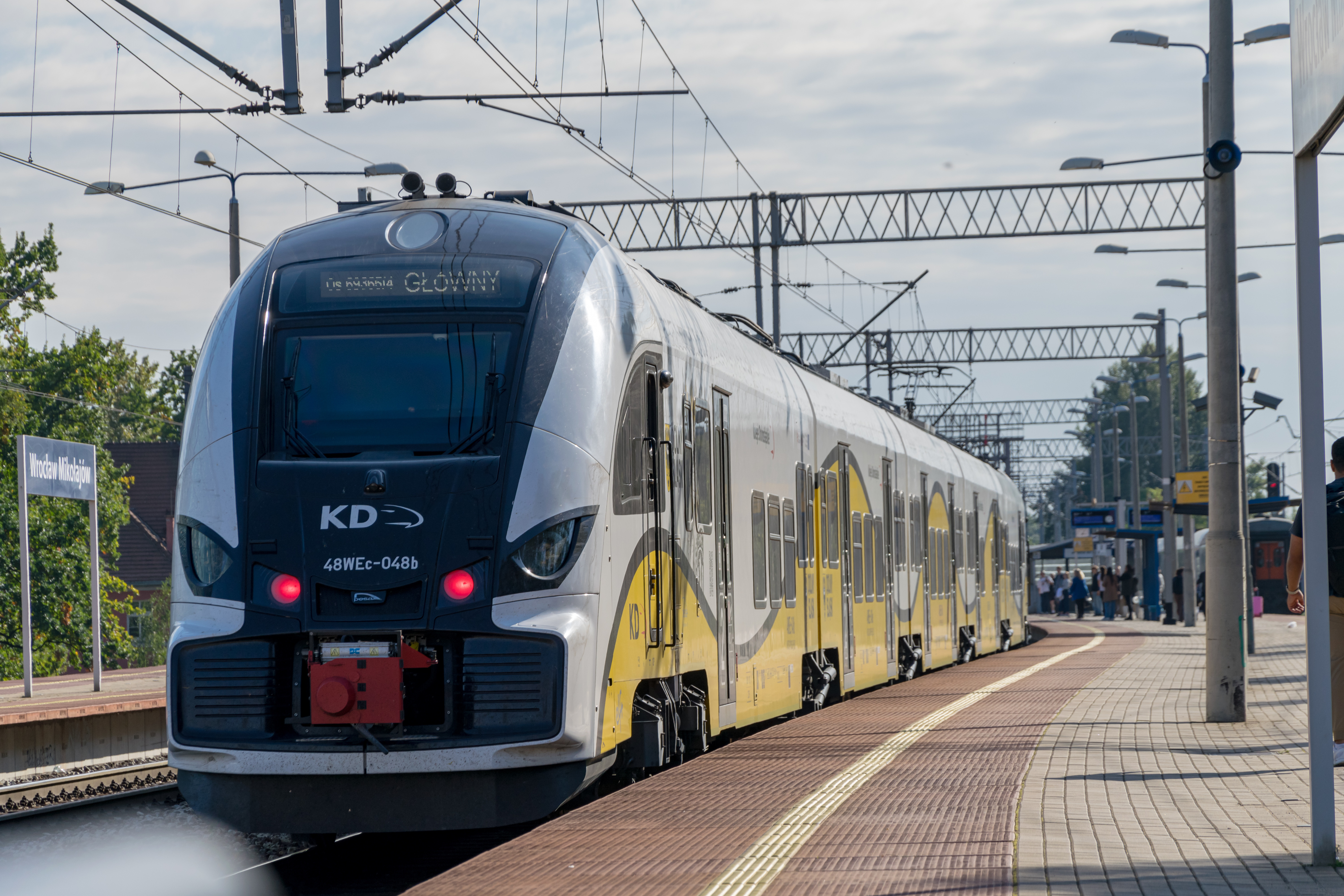 yellow-white Elf II 48WEc stopped at a platform