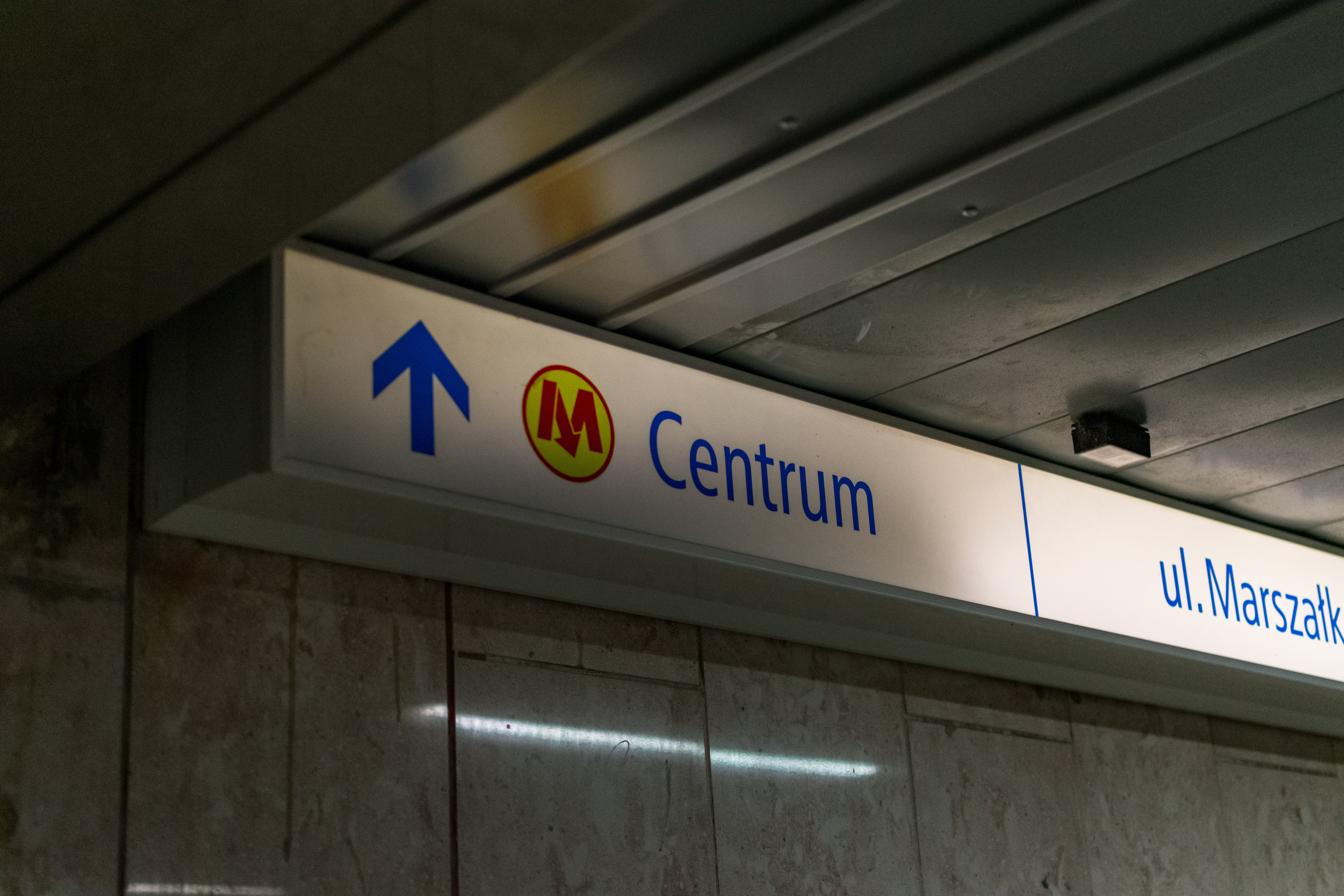 Sign with broken lamp directing towards Metro Centrum