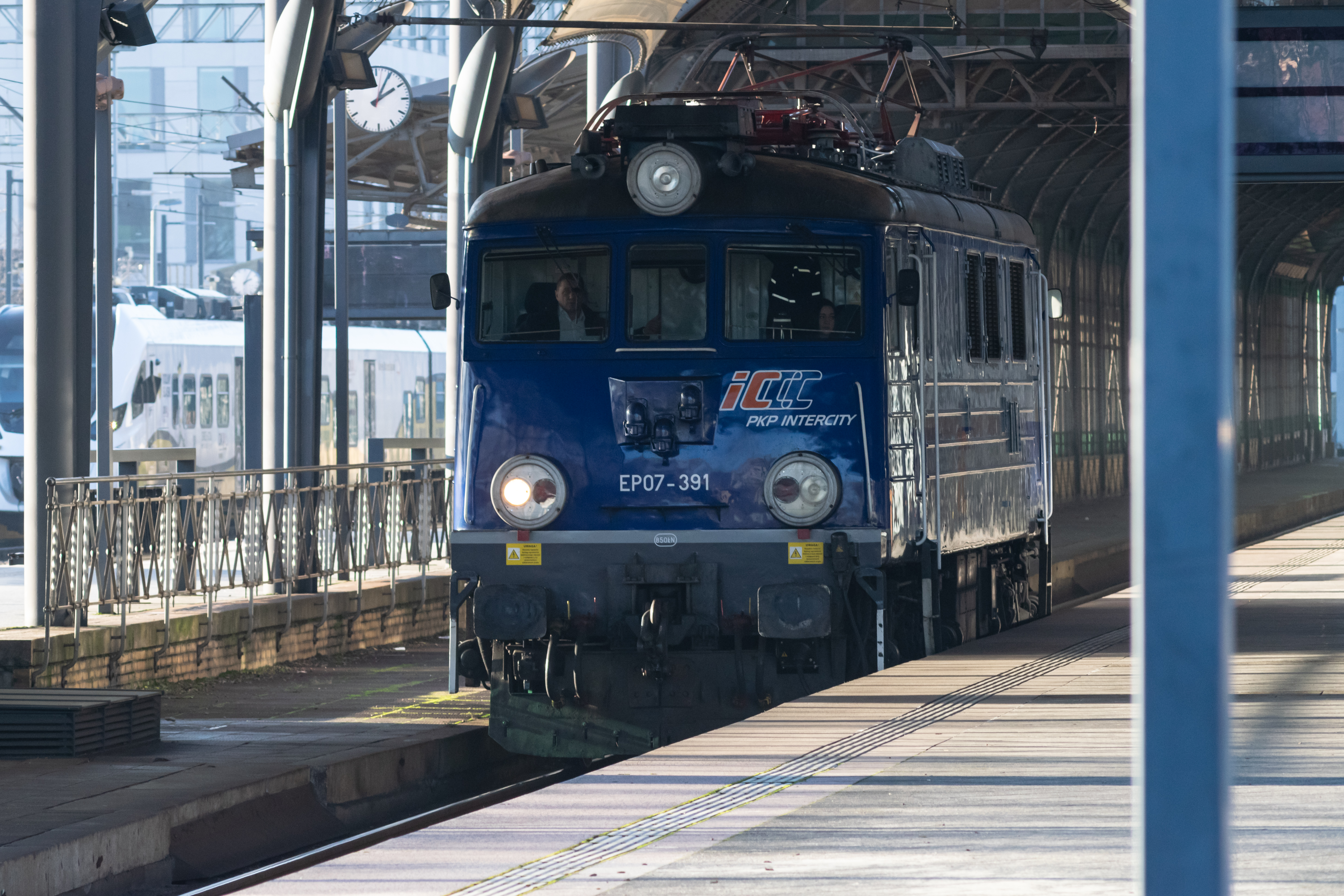 blue EP07 doing some moves inside a platform hall