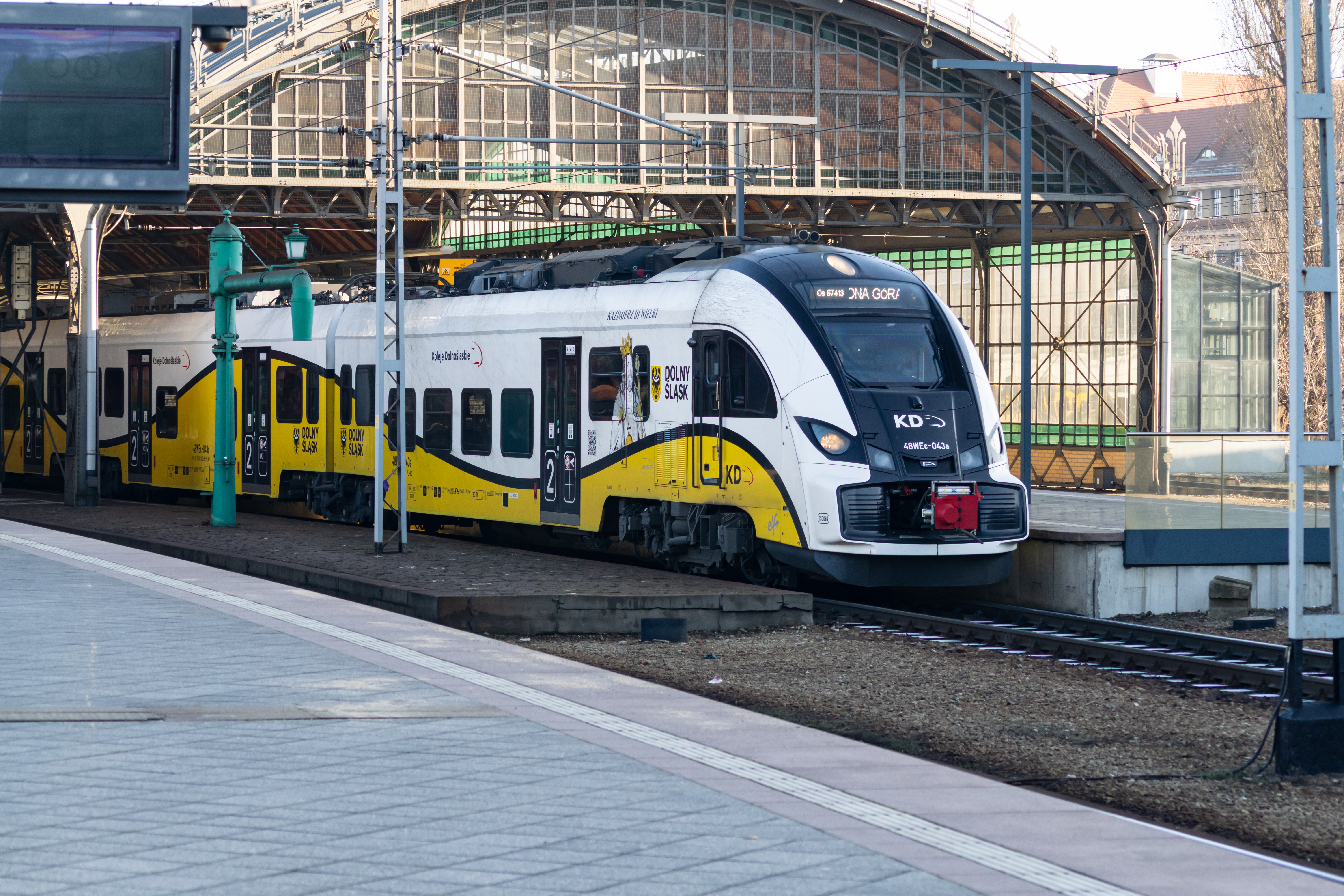 yellow-white 48WEc leaving the station