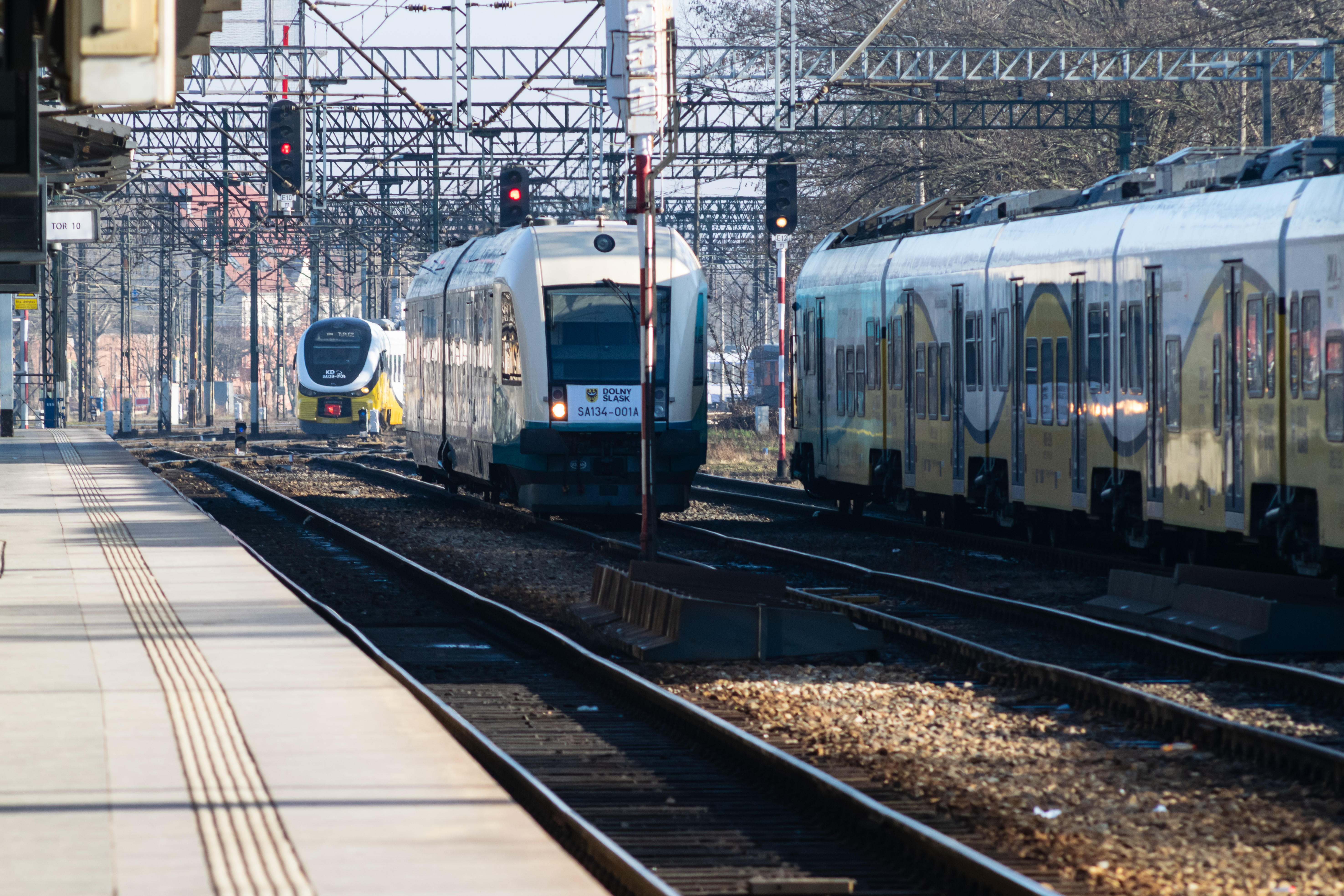 yellow-white 48WEc waiting next to a white-blue SA134, there's a yellow-white SA139 also waiting in the background