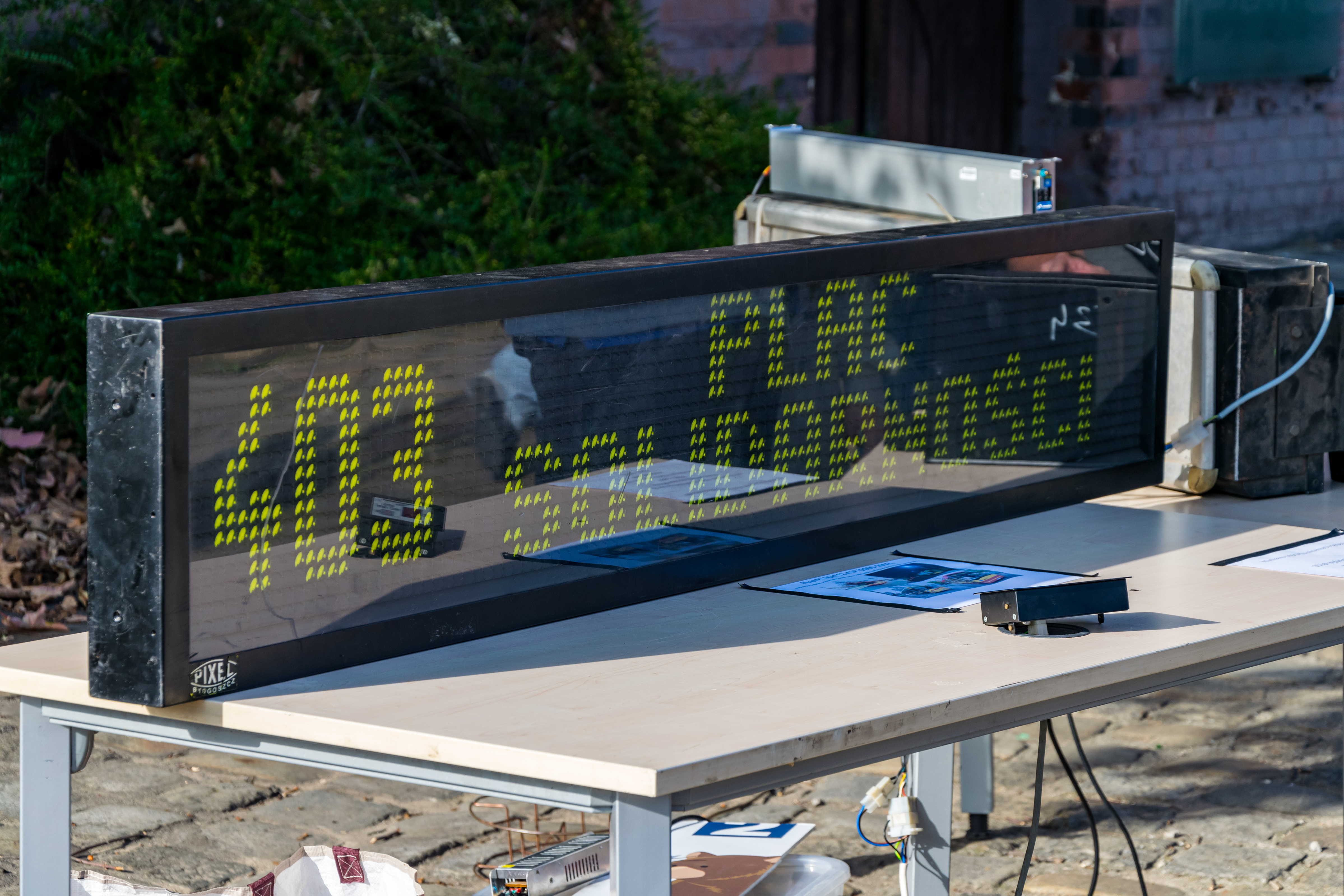 Flipdot destination display showing line 403 to Plac Solidarności