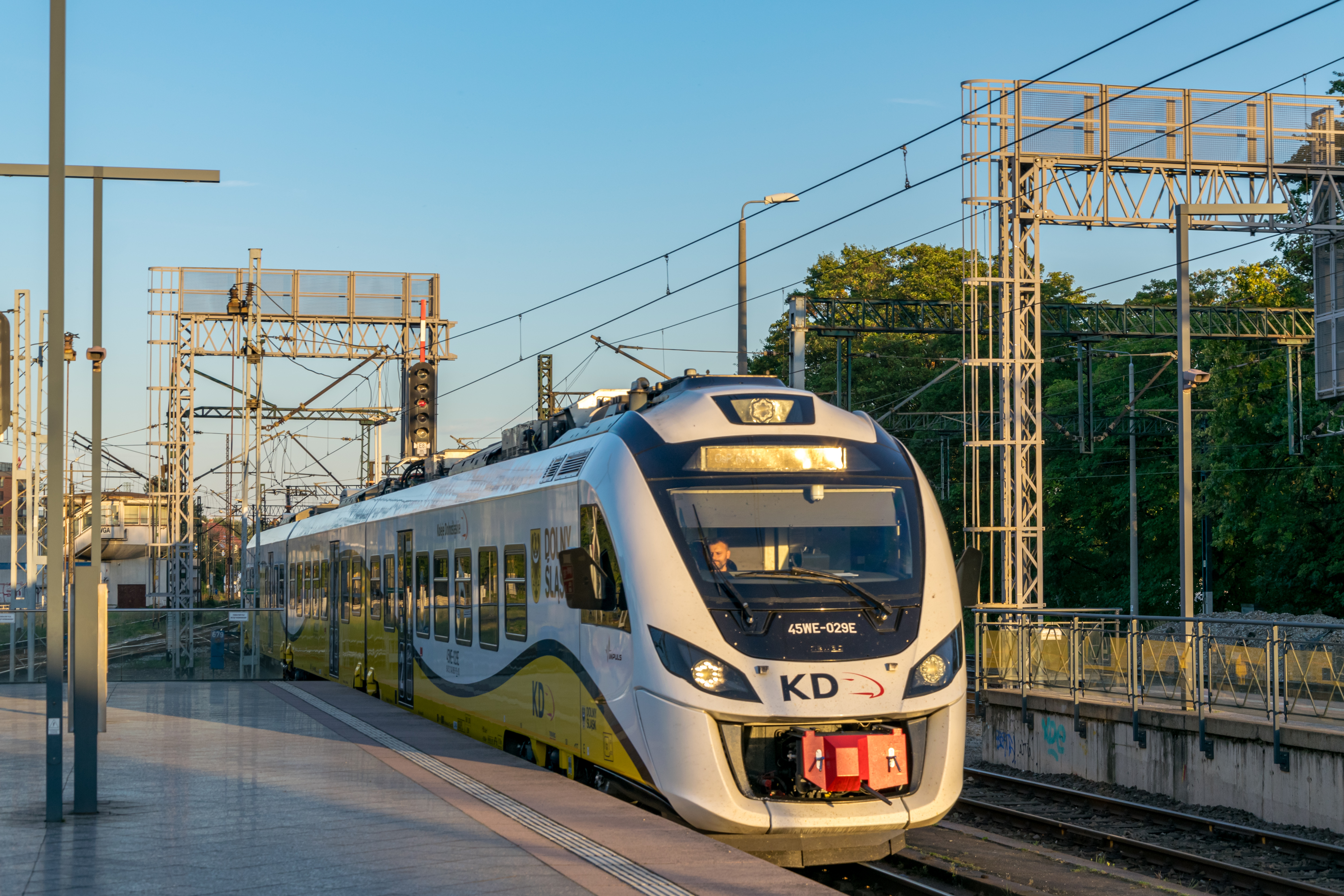 yellow-white impuls 1 arriving at a platform