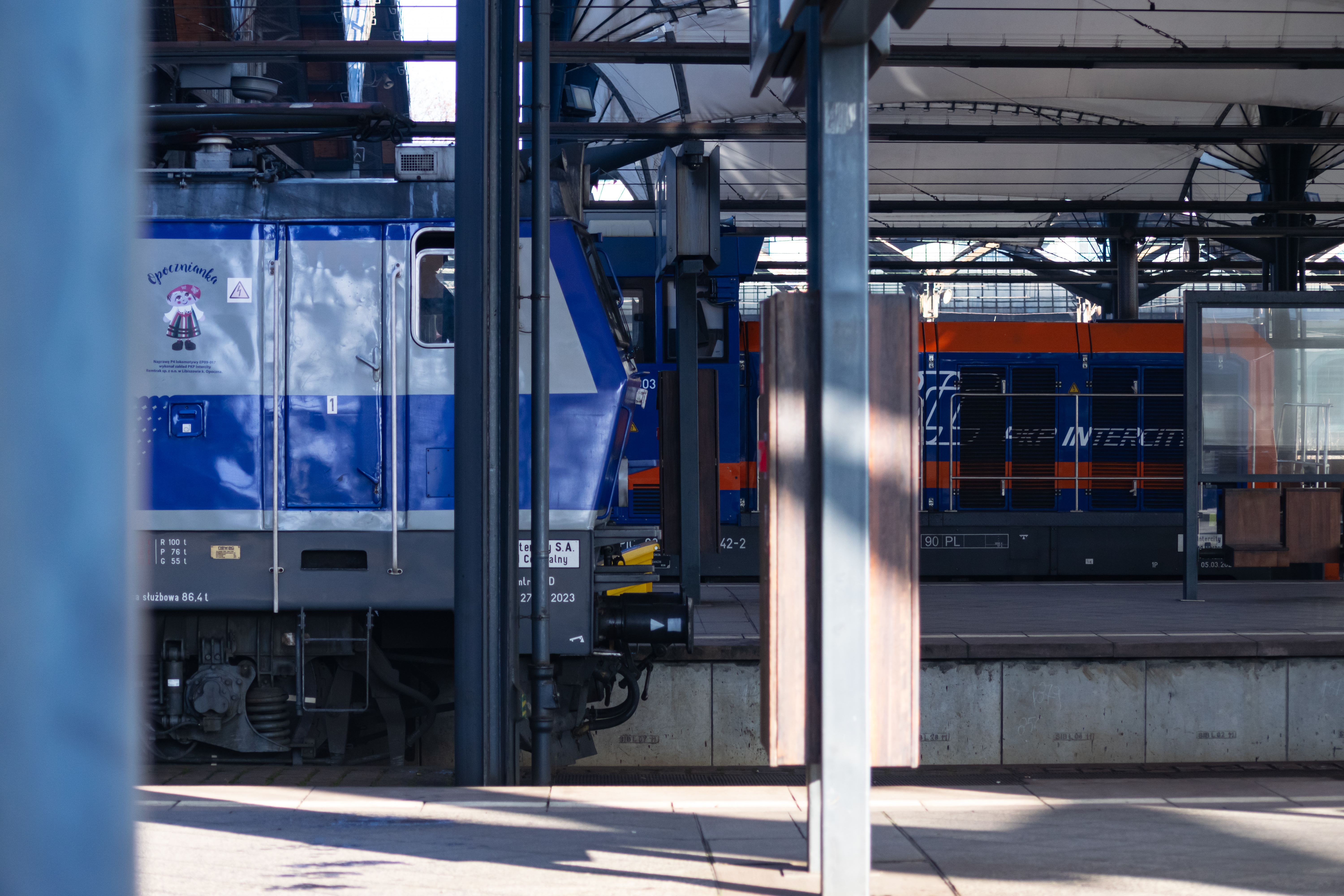 blue EP09 next to a blue-orange SU4210(or 4220)