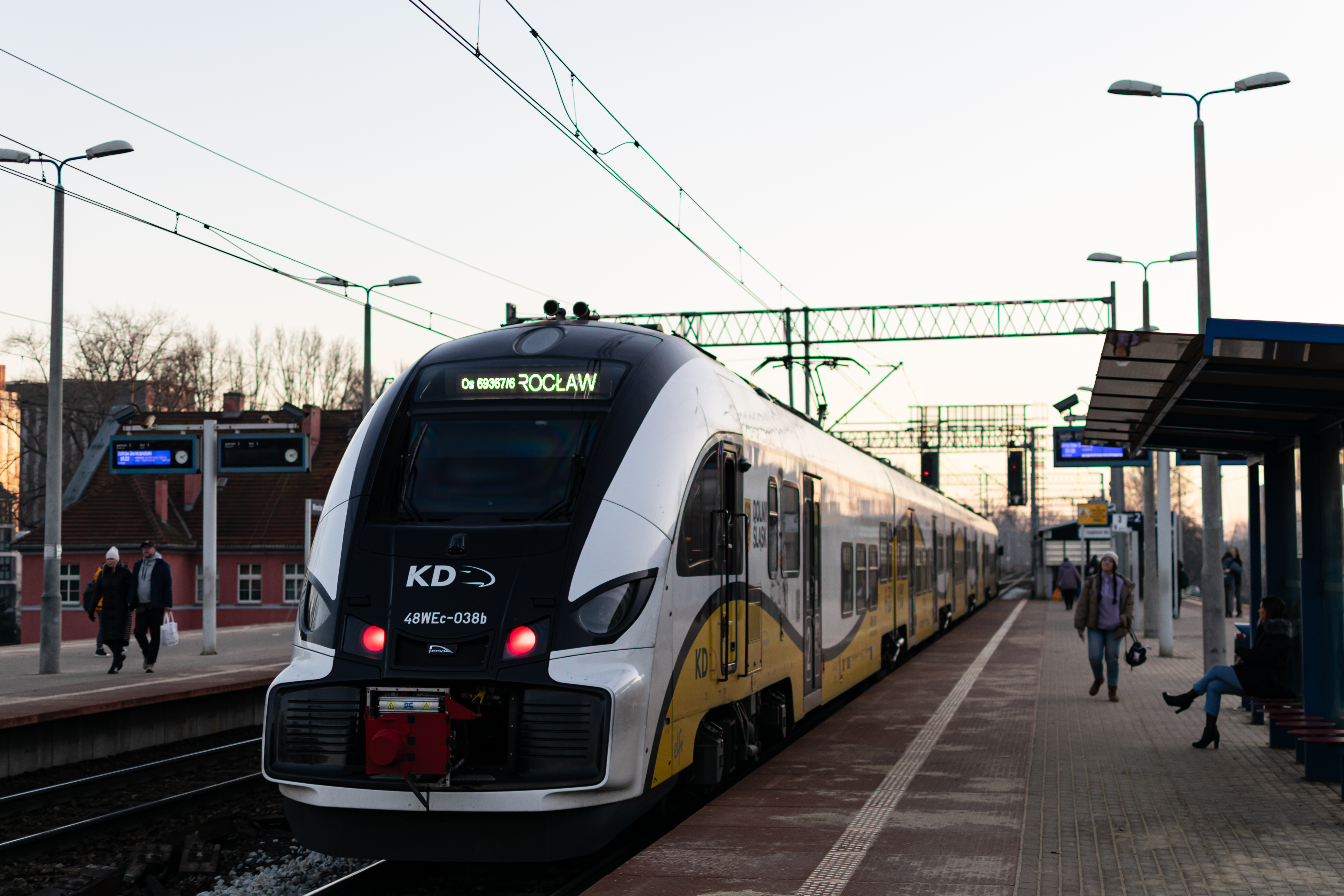 yellow-white 48WEc standing at the platform