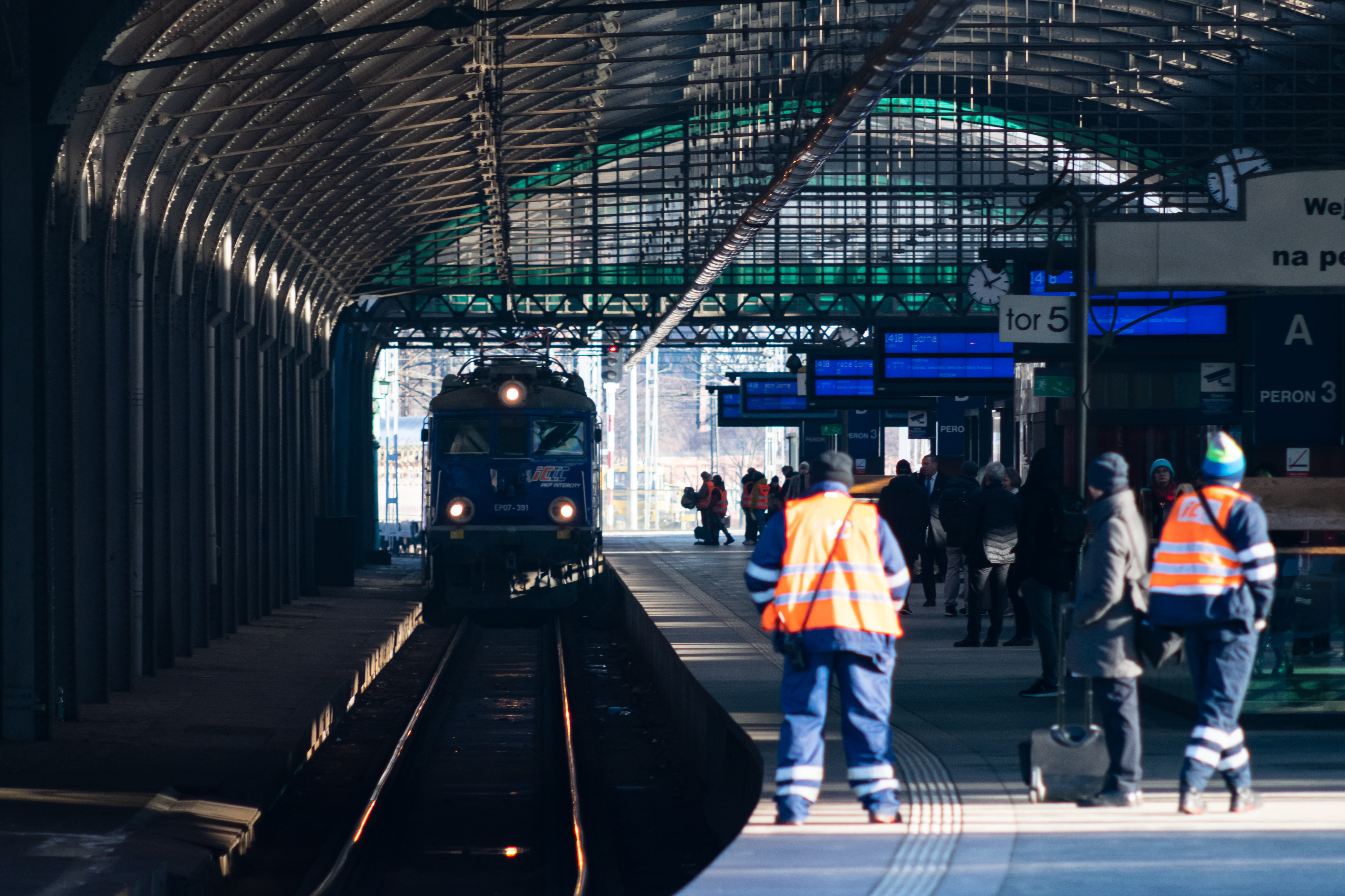 EP07 pulling a train and arriving at the platform which is also full of rail workers waiting to disconnect the coach groups and change the locomotive
