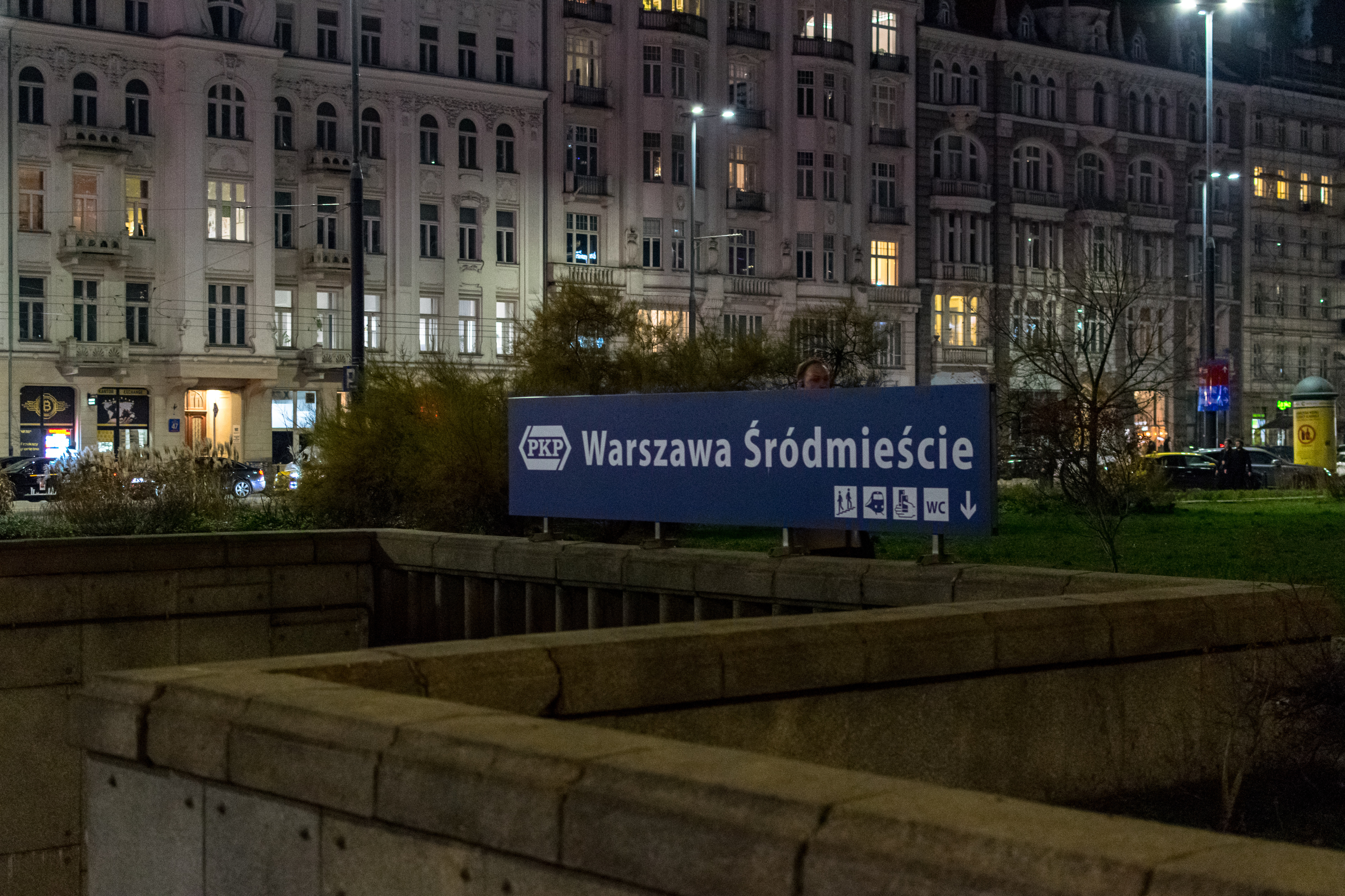 Entrance to Warszawa Śródmieście platform 2