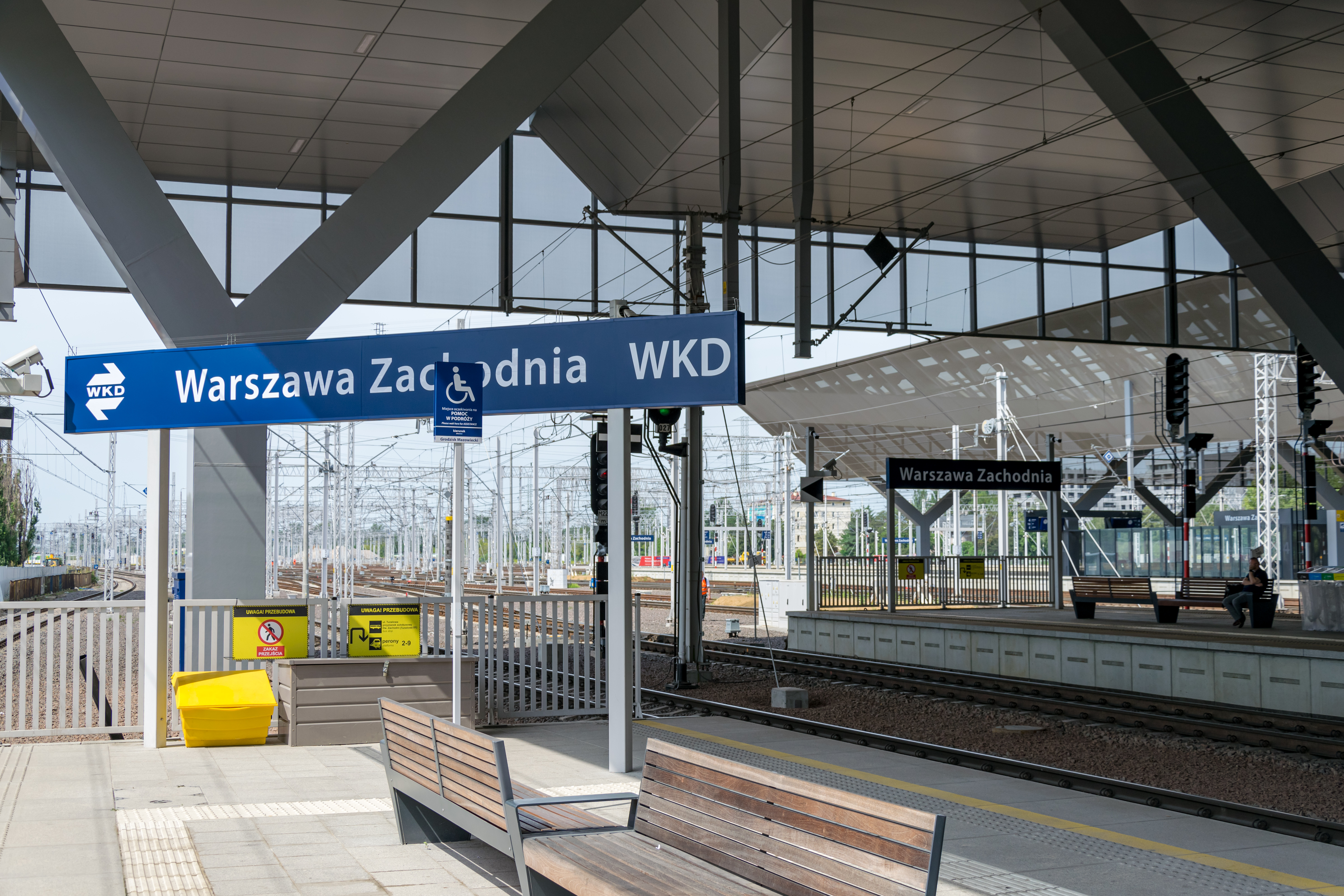 Warszawa Zachodnia WKD platform, with Warszawa Zachodnia platforms to the right