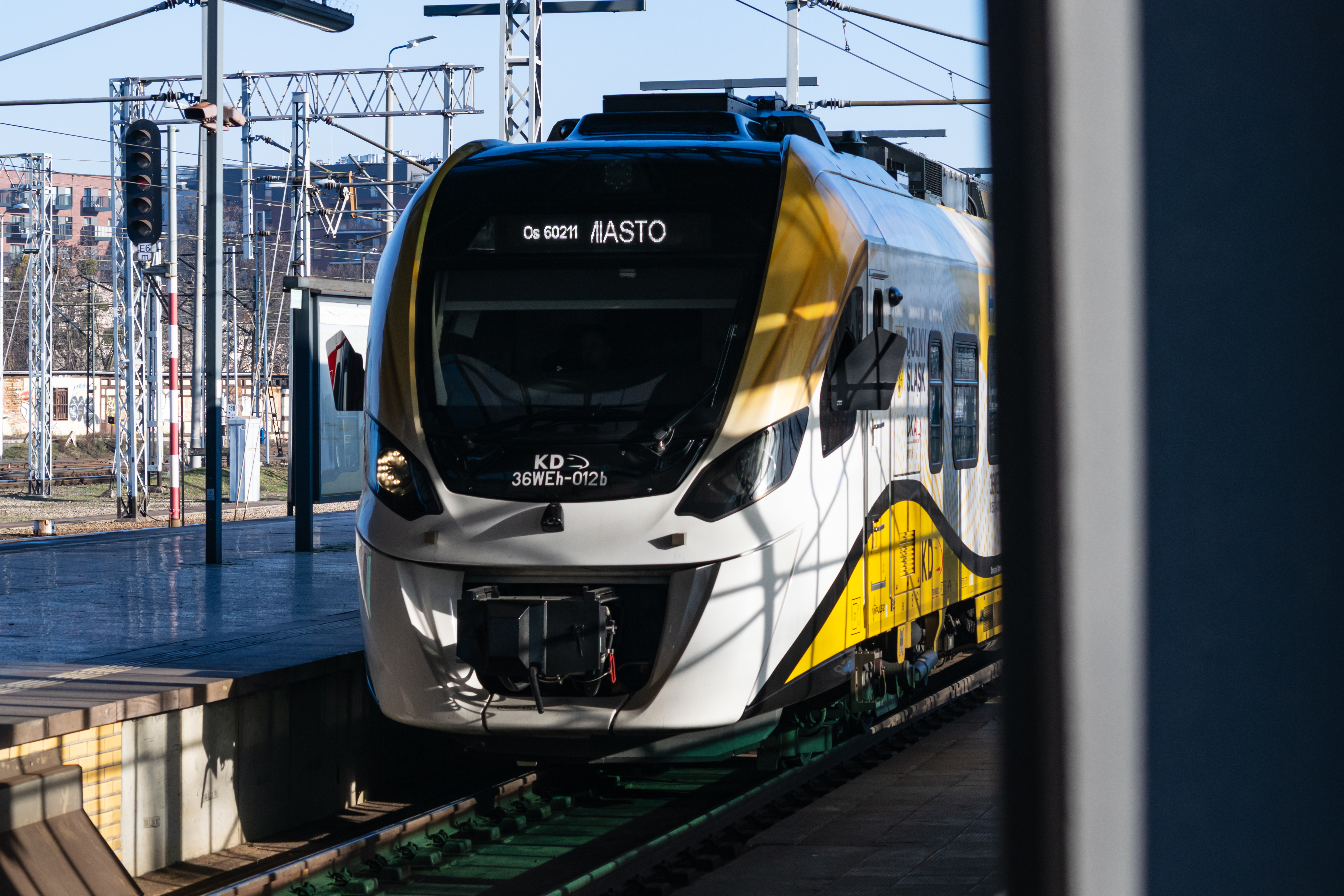 yellow-green-white 36WEh entering the same track