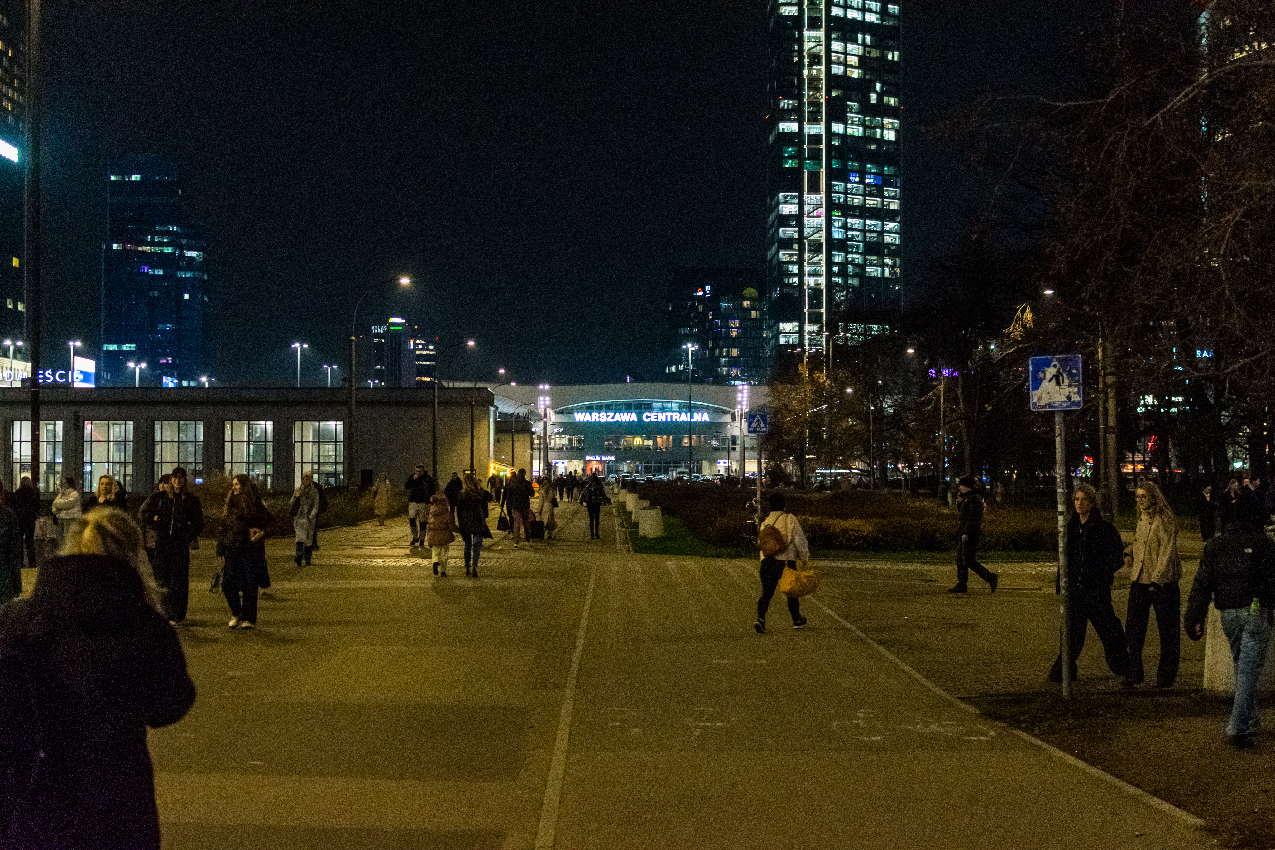 Patelnia at night, with view of Warszawa Śródmieście and Warszawa Centralna railway stations