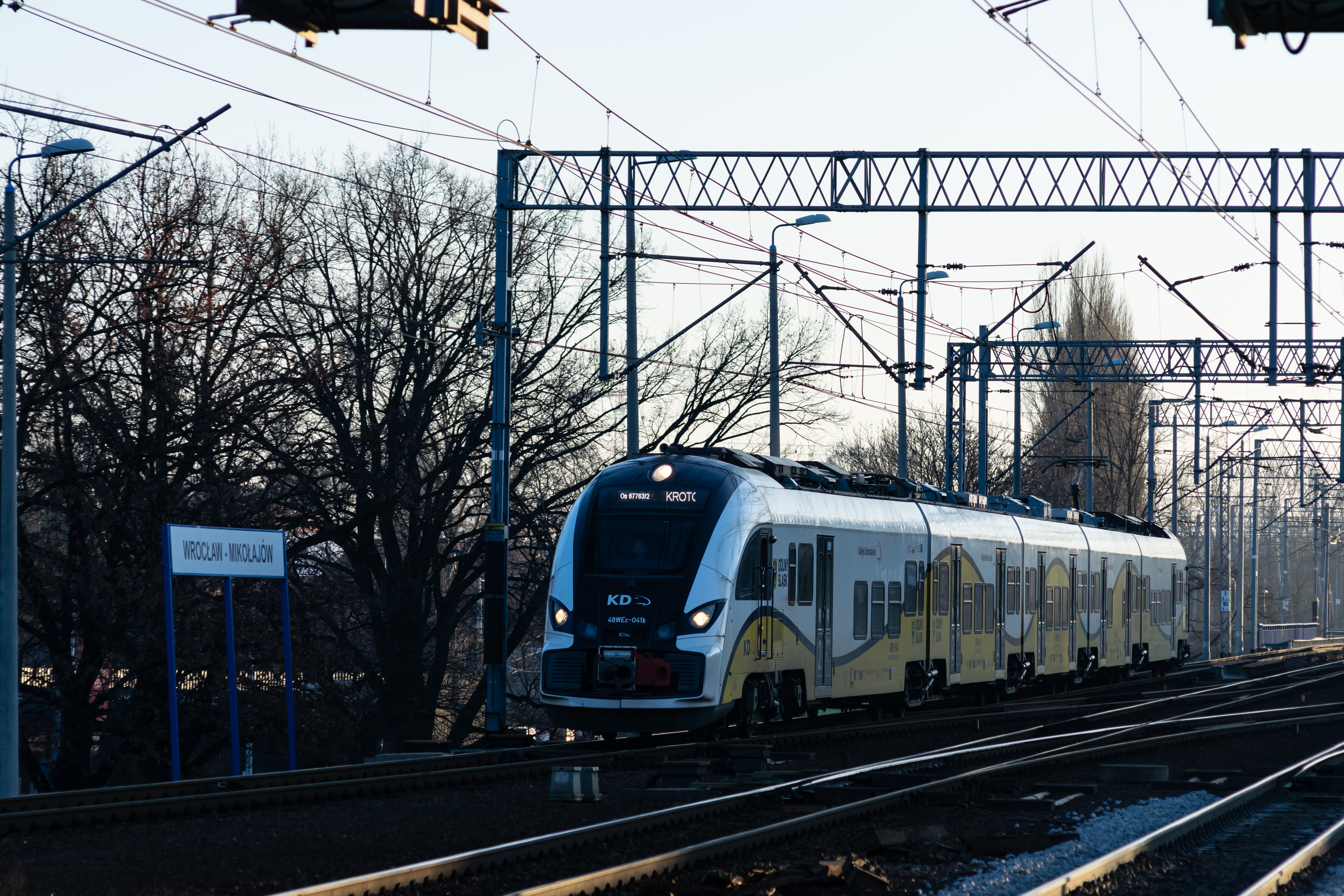 yellow-white 48WEc arriving at the station