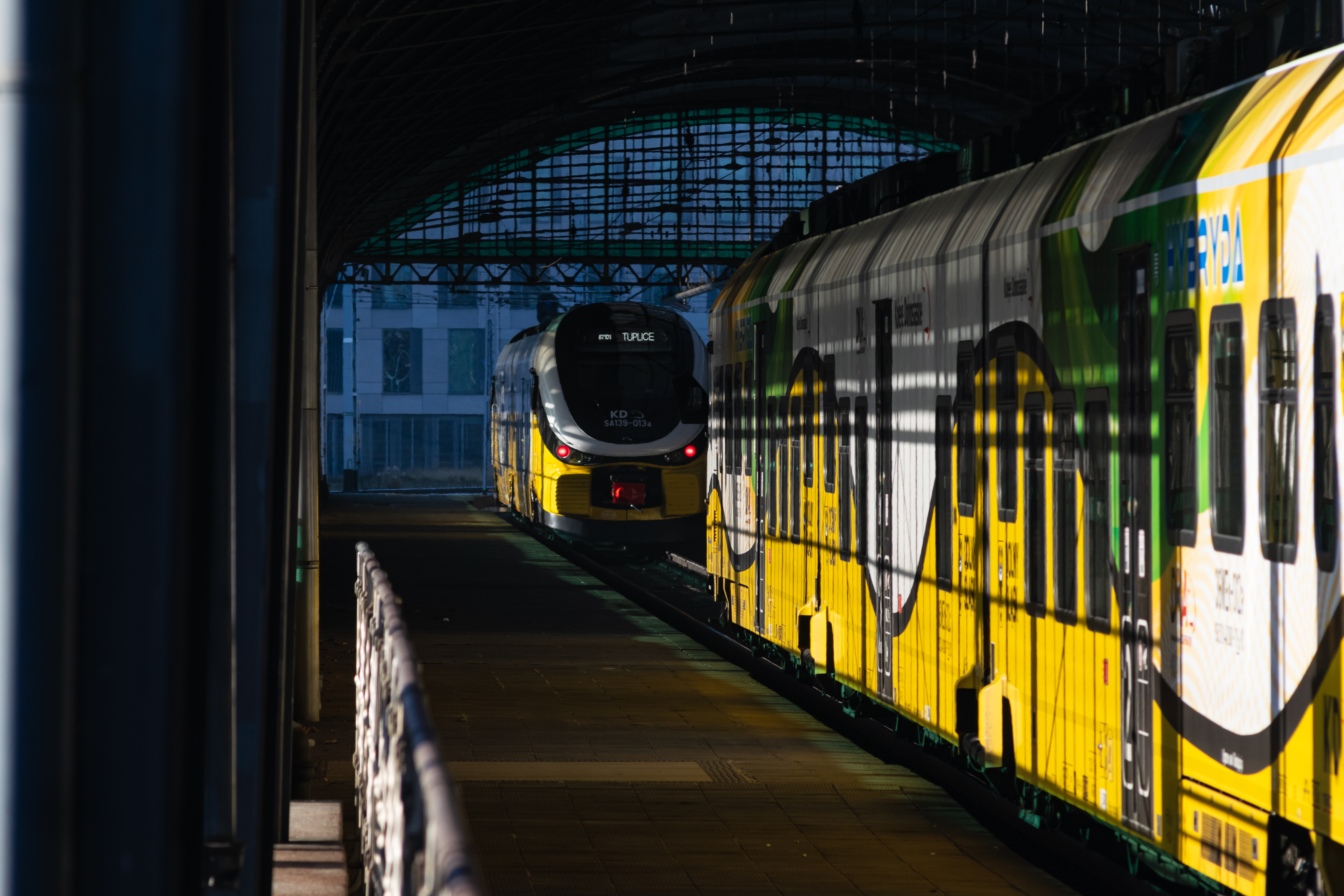 SA139 and 36WEh standing next to each other on the same track, SA139 has enabled red lights and looks like it's angry at the 36WEh 🥴