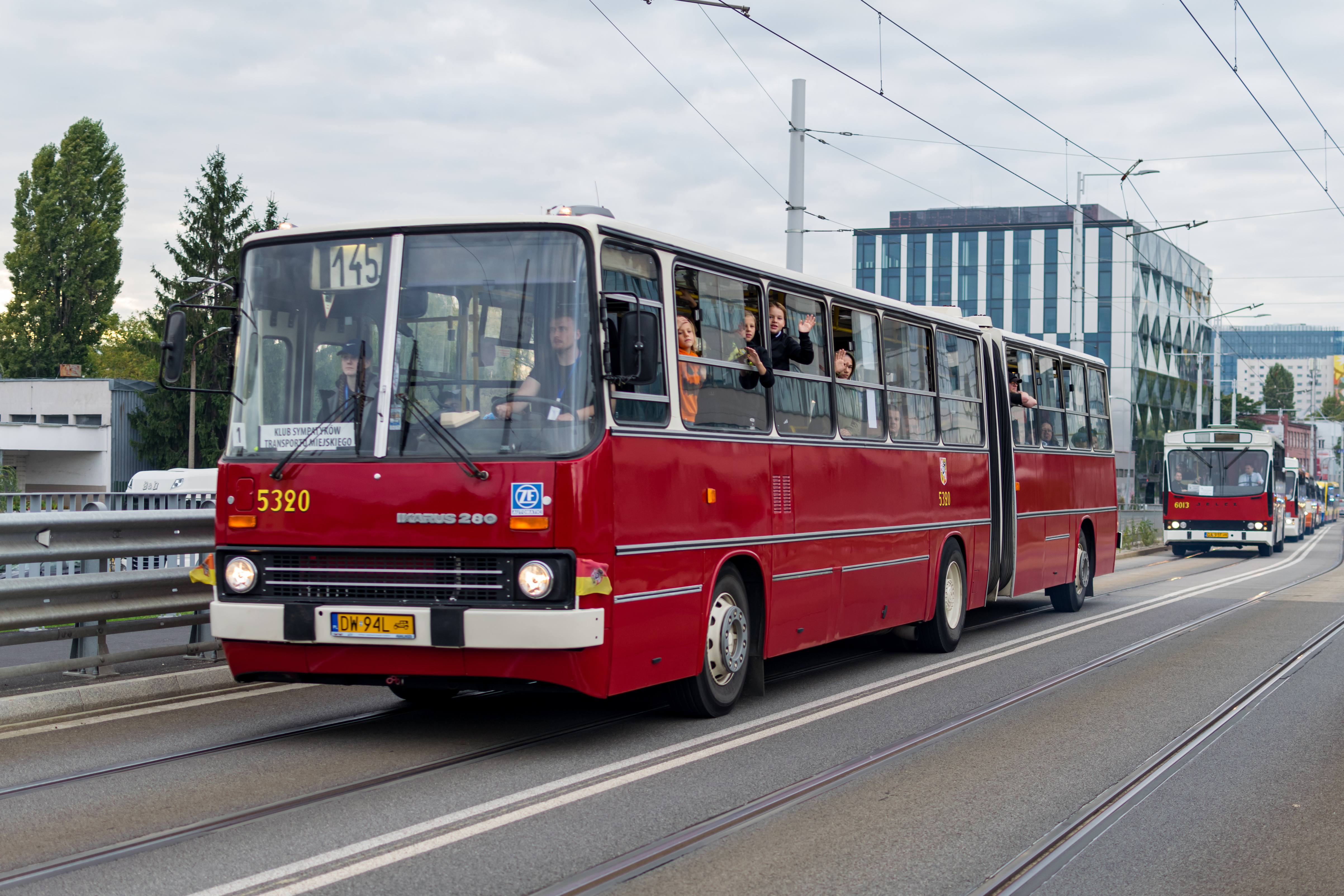 White-red Ikarus 280