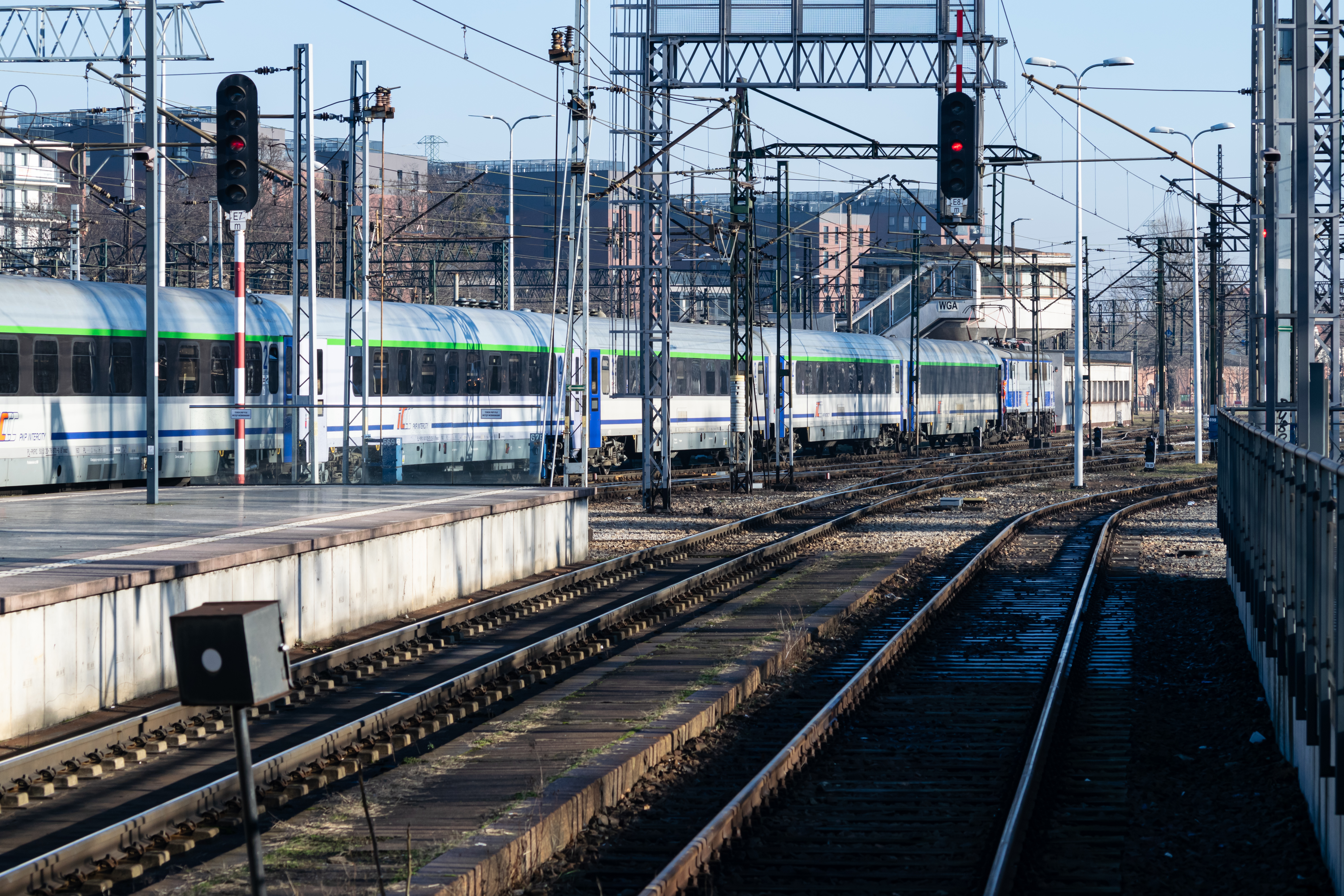 EP07 doing some coach shunting