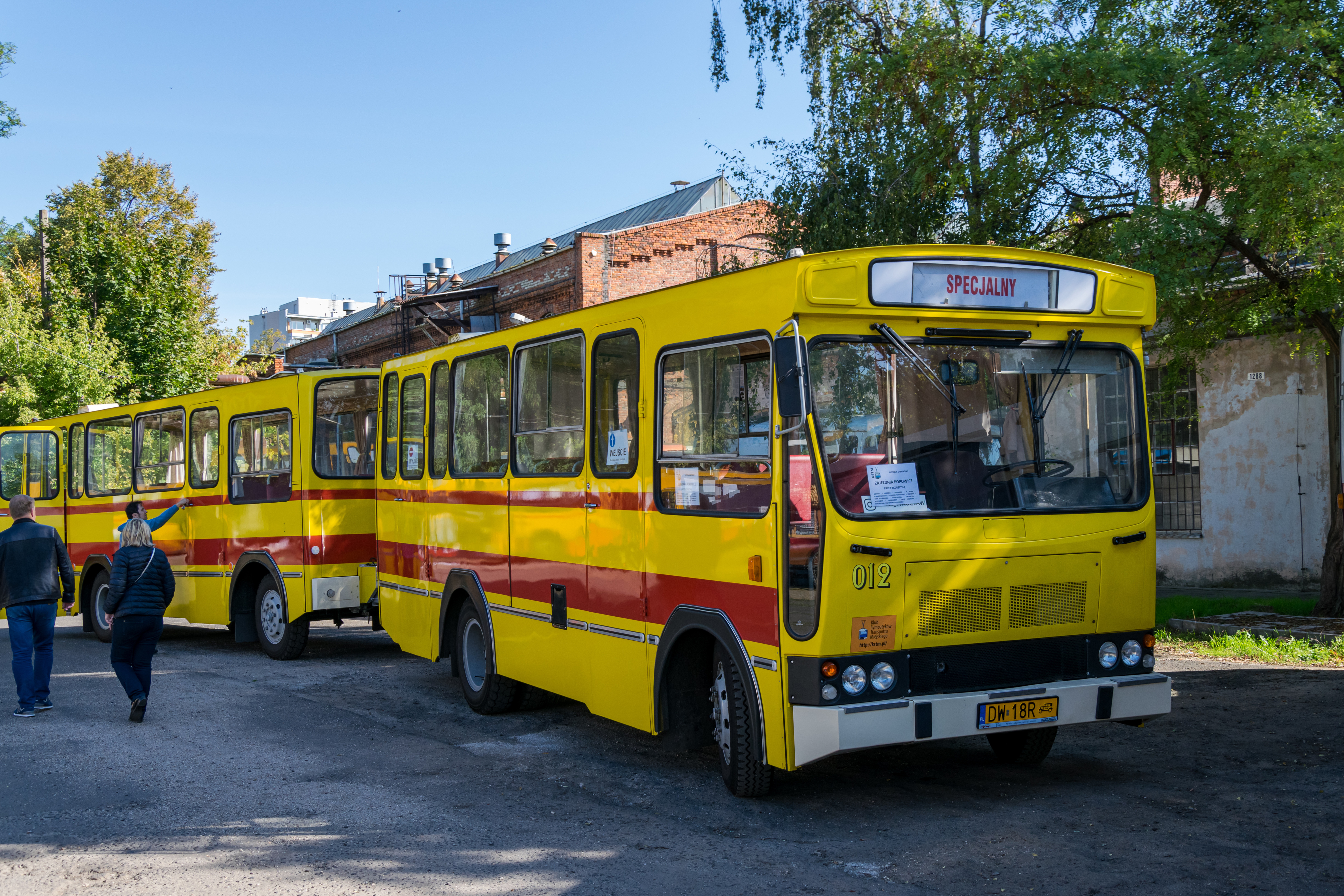 Yellow-red Jelcz 080 bus with Jelcz P-080 sidecar prototype coupled.