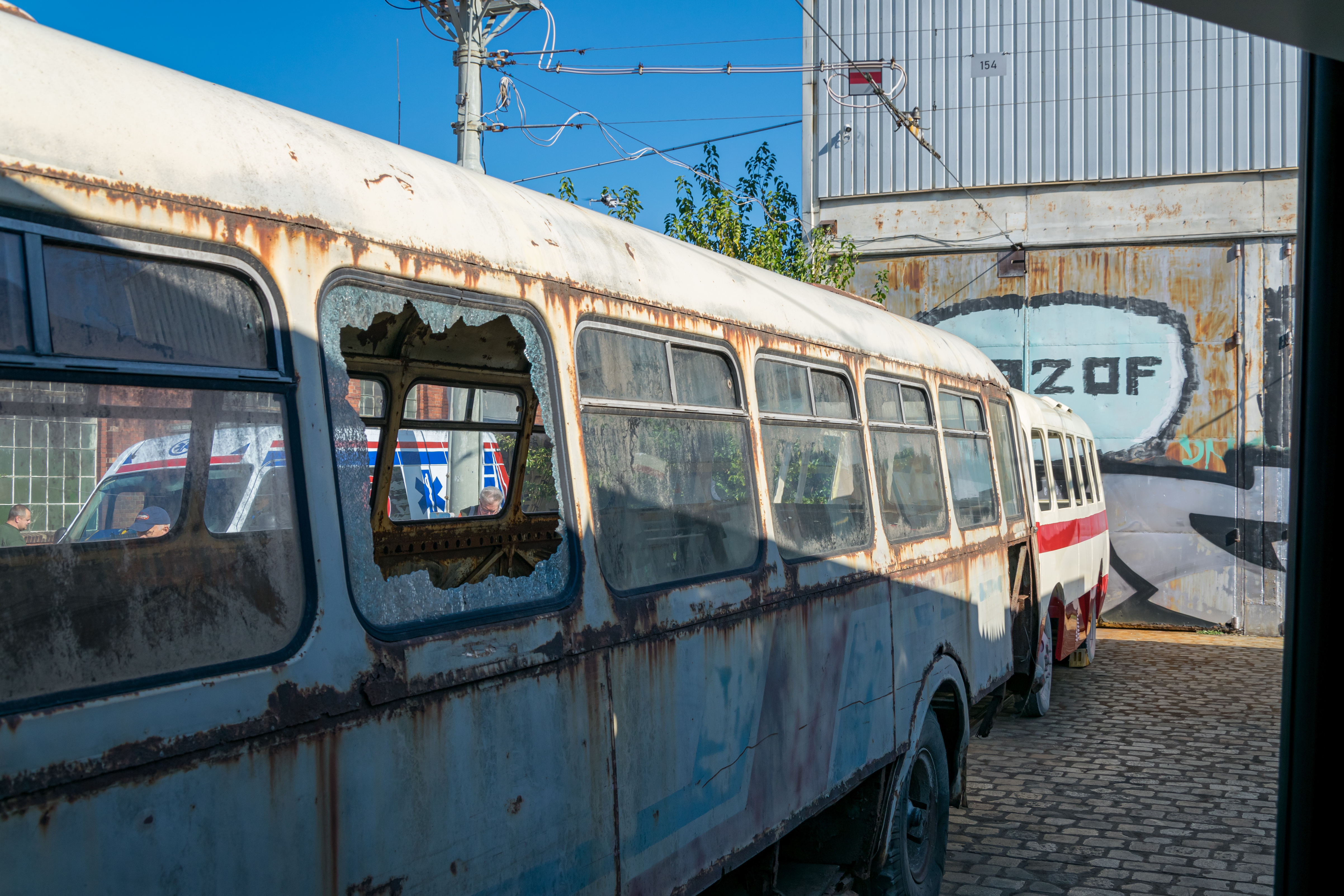 trying to have a look inside of the 272 MEX, there’s nothing inside