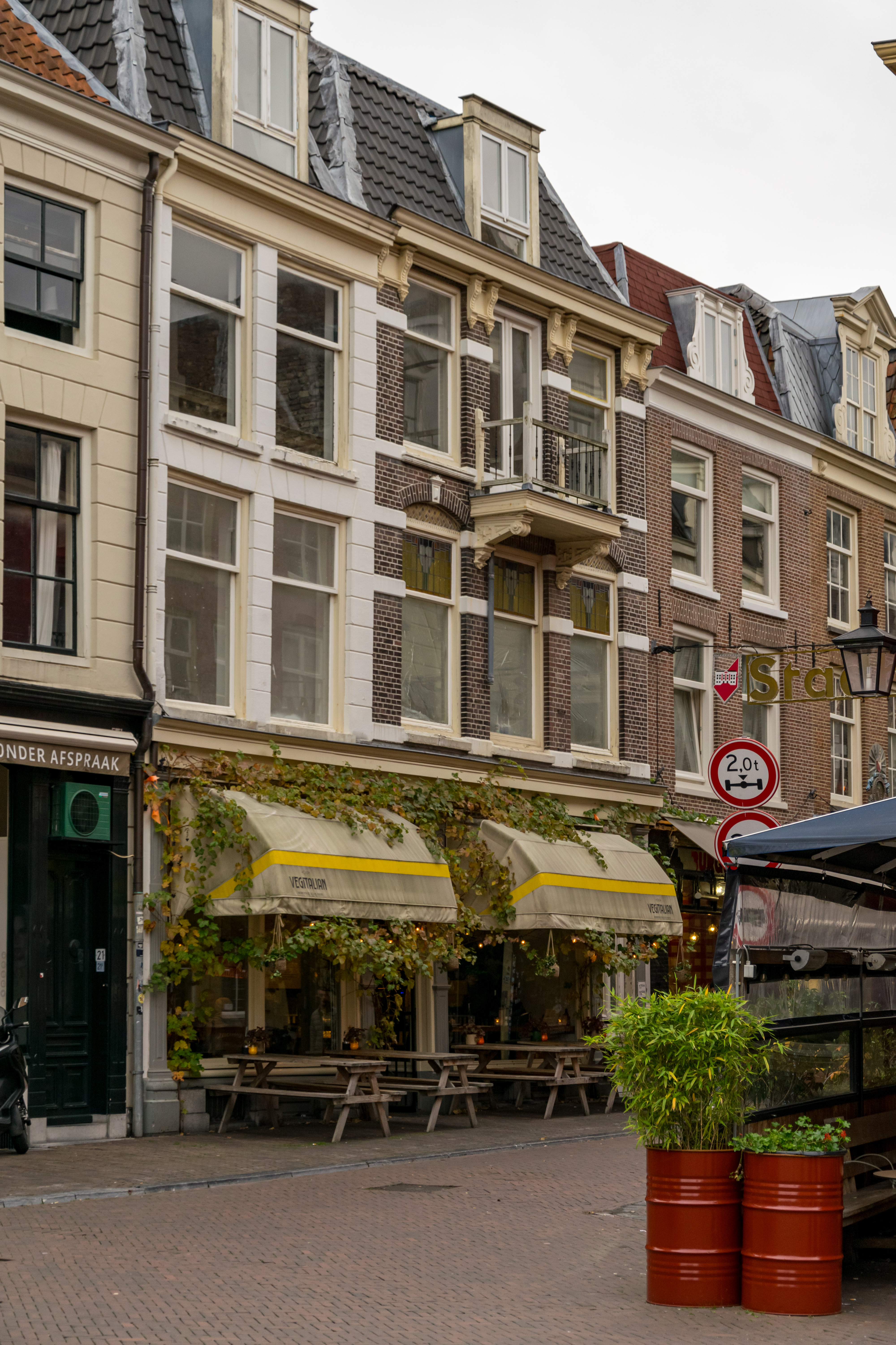 restaurant building that has a lot of green leaves on its front