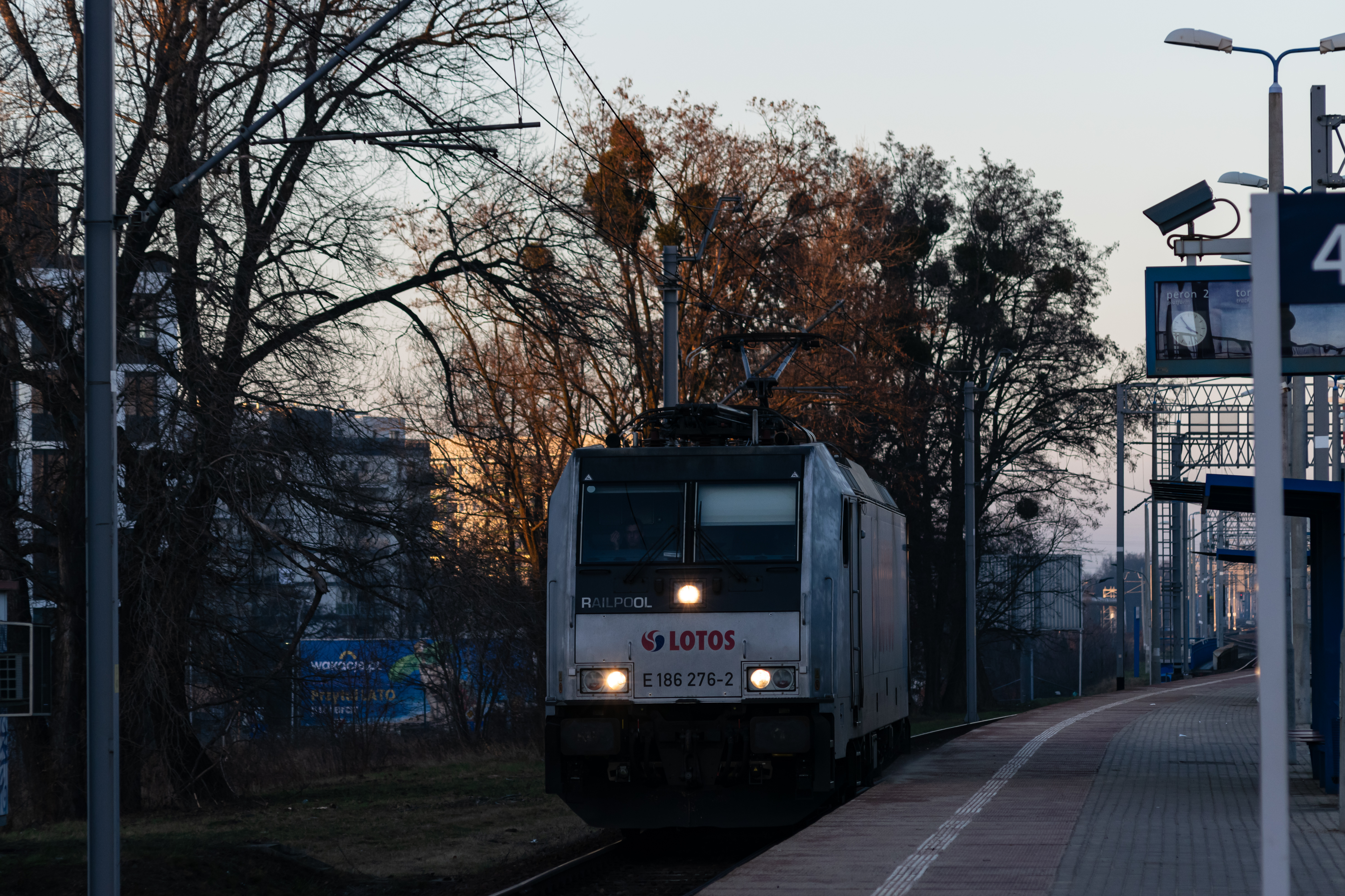 grey traxx going past platforms