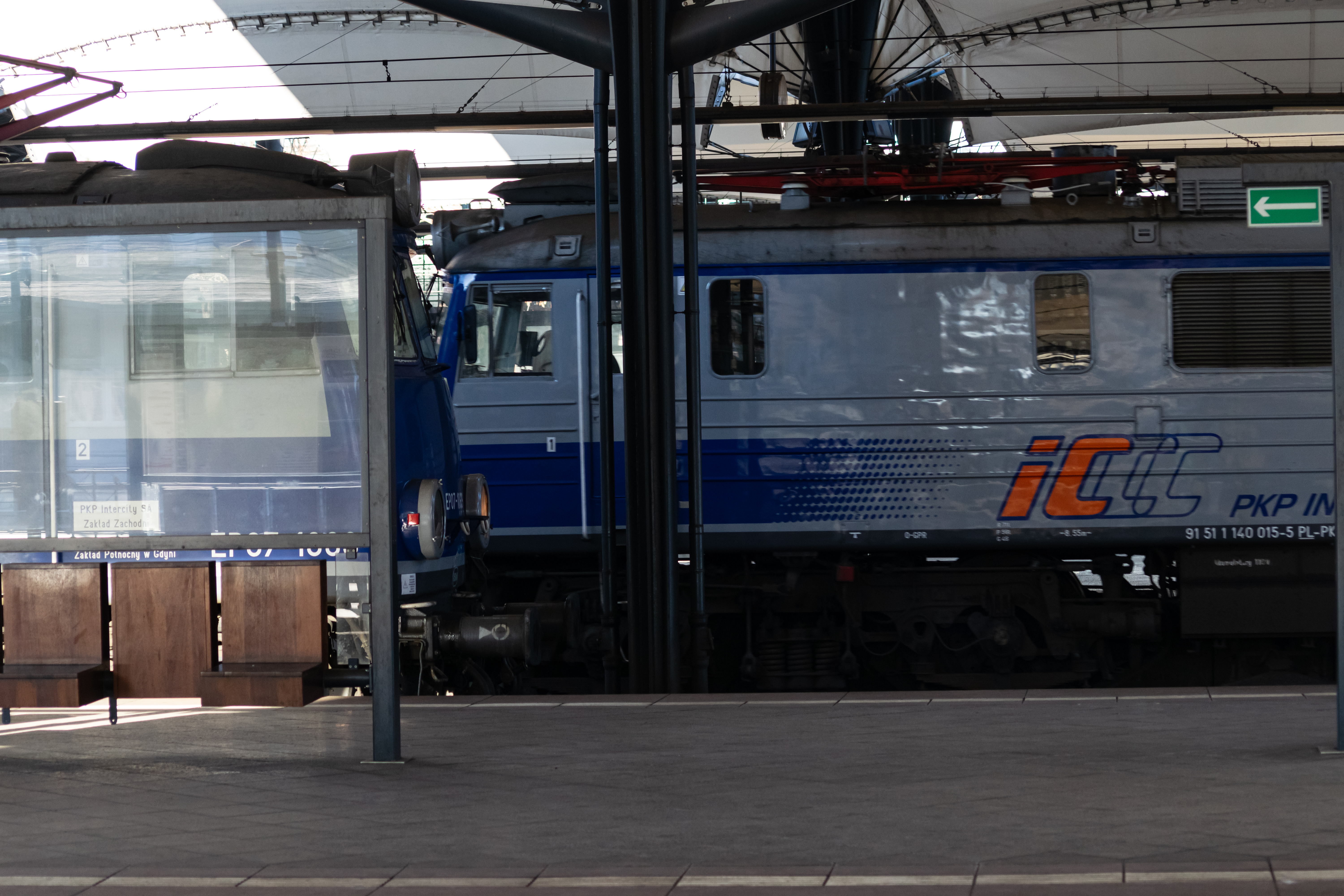 Two EP07 locos, one of them arriving at the station