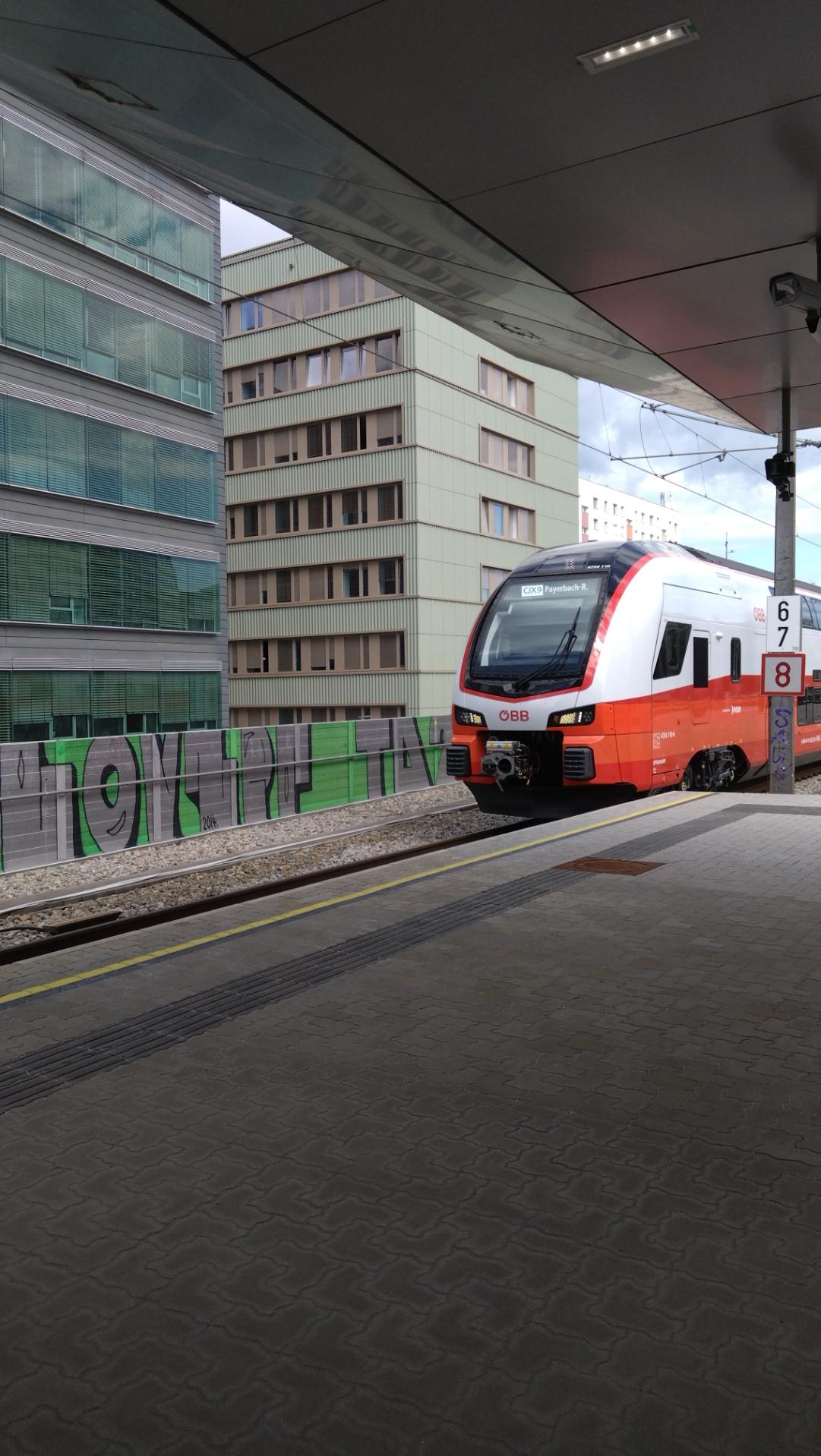 ein Cityjet KISS bei der Einfahrt in den Bahnhof Praterstern. Als Zugziel steht "CJX9 Payerbach-Reichenau"
