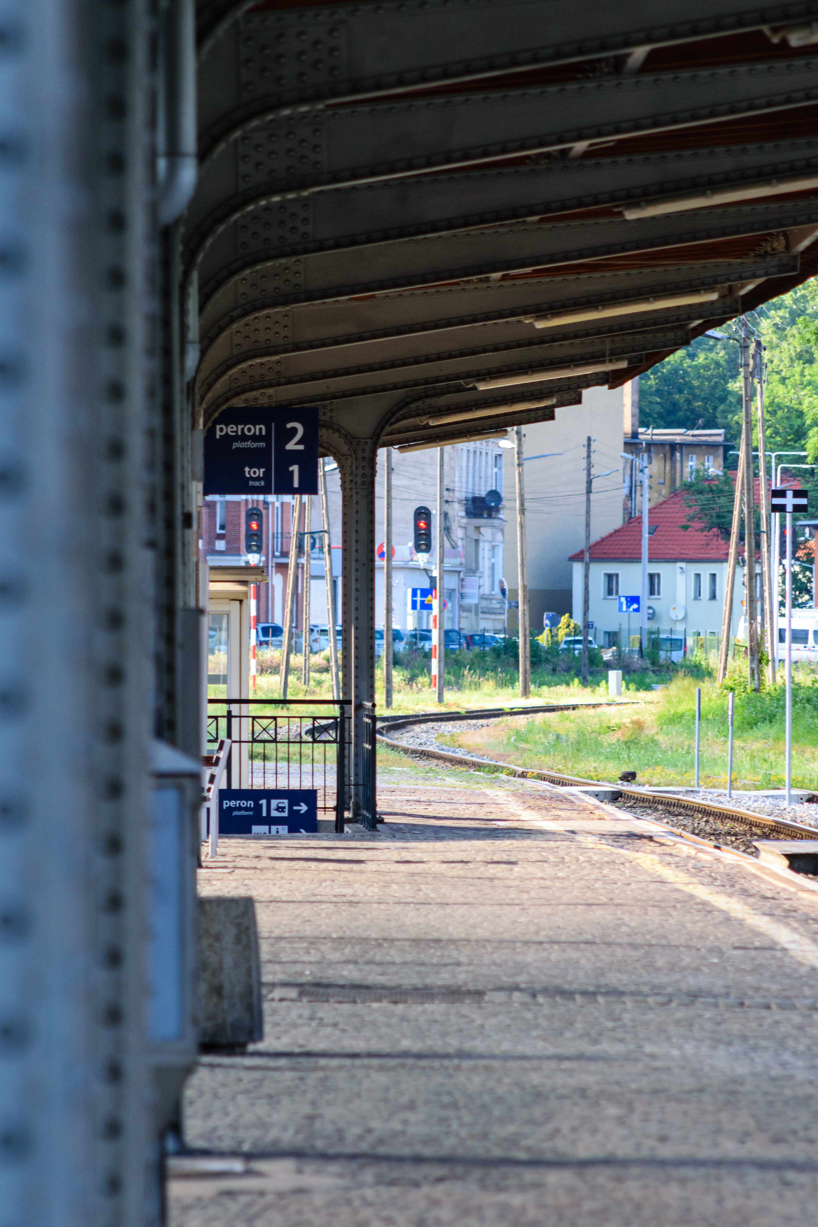 Train platform, very zoomed in