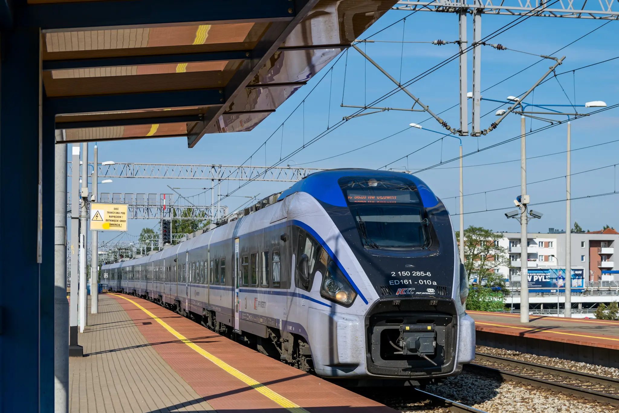 Blue carp/Dart ED161, whatever floats your boat, stopped at a platform