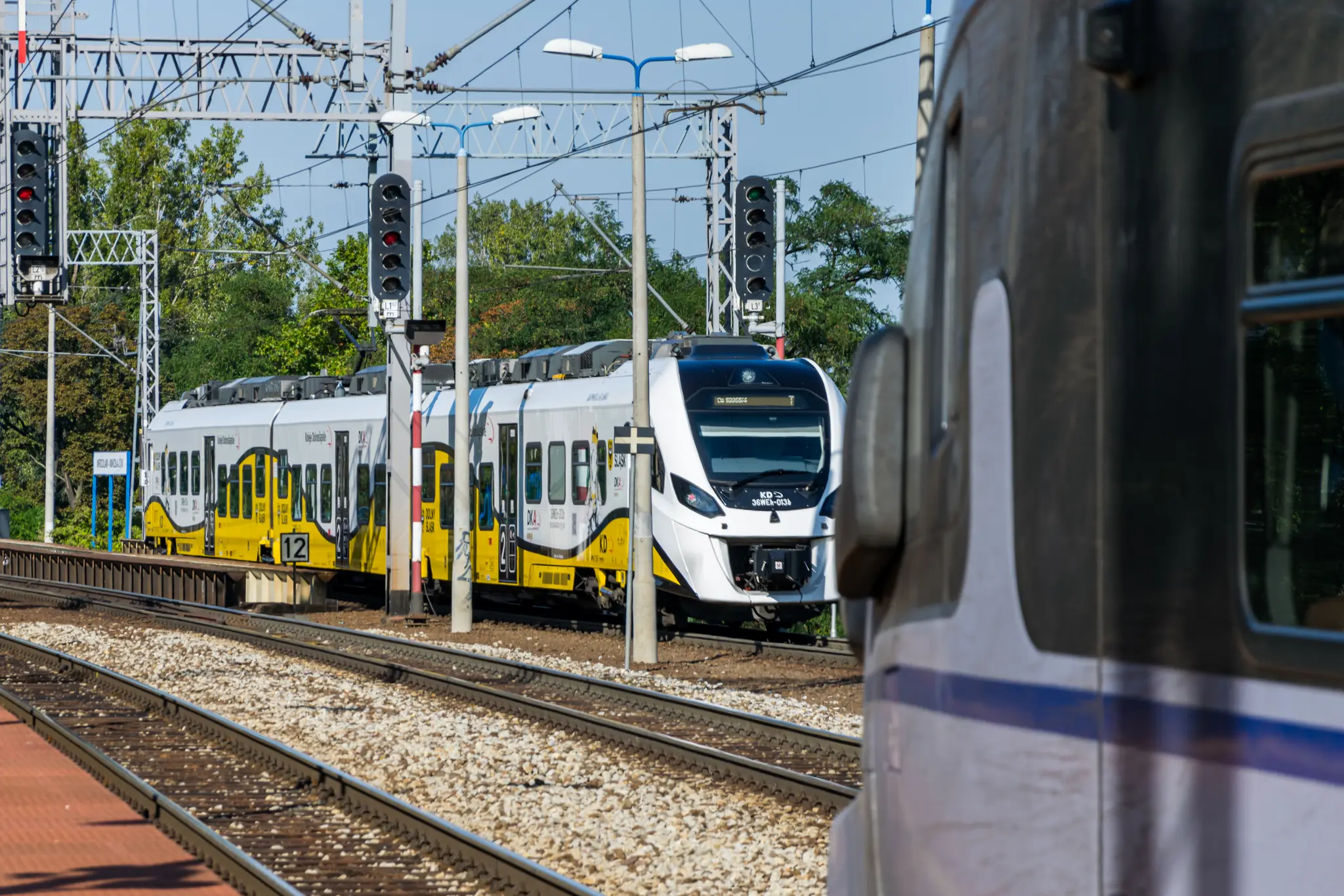 Same 36WEh leaving the station, viewed from behind the carp