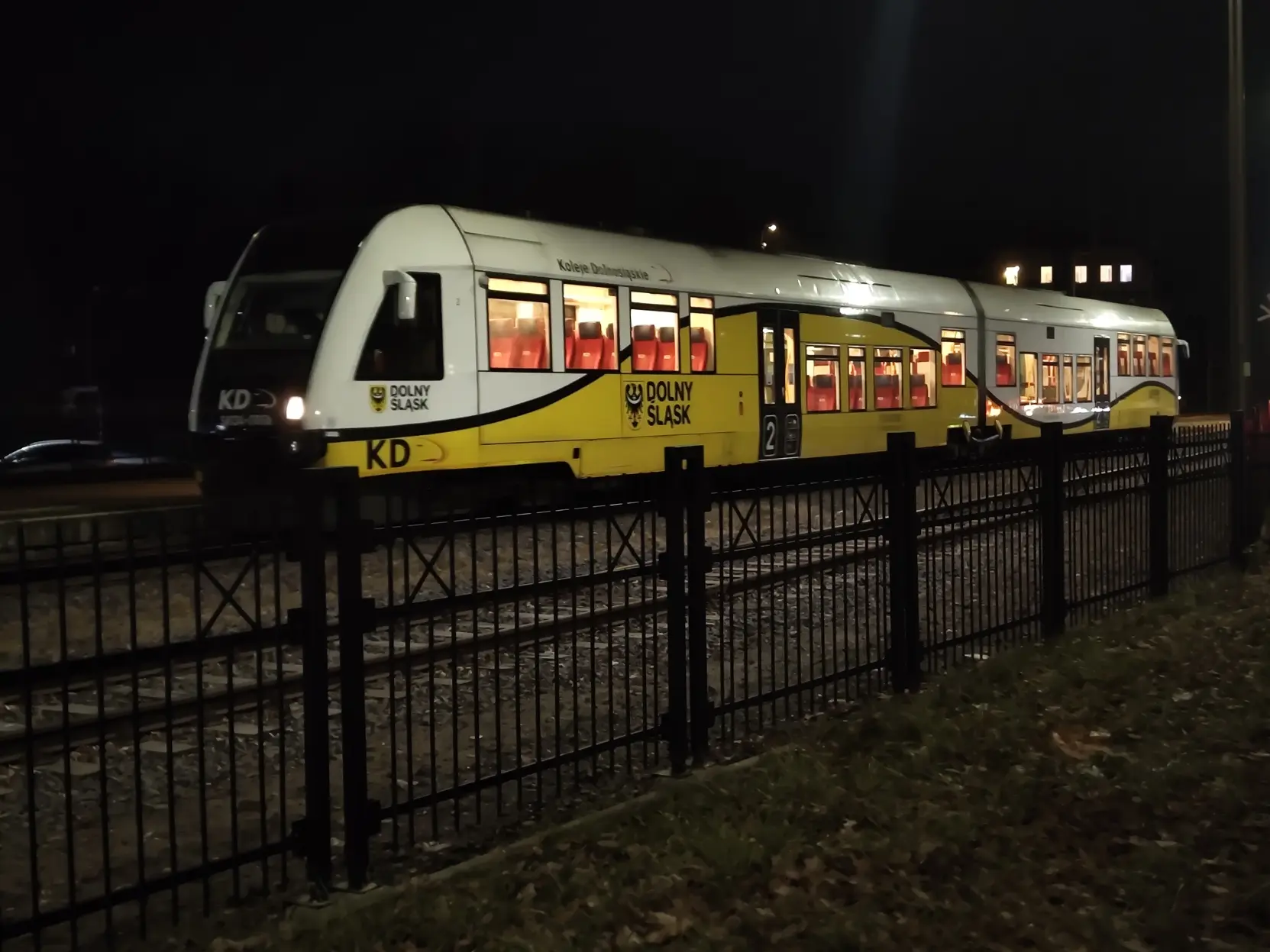 yellow-white DMU with one light enabled, meaning it is shunting