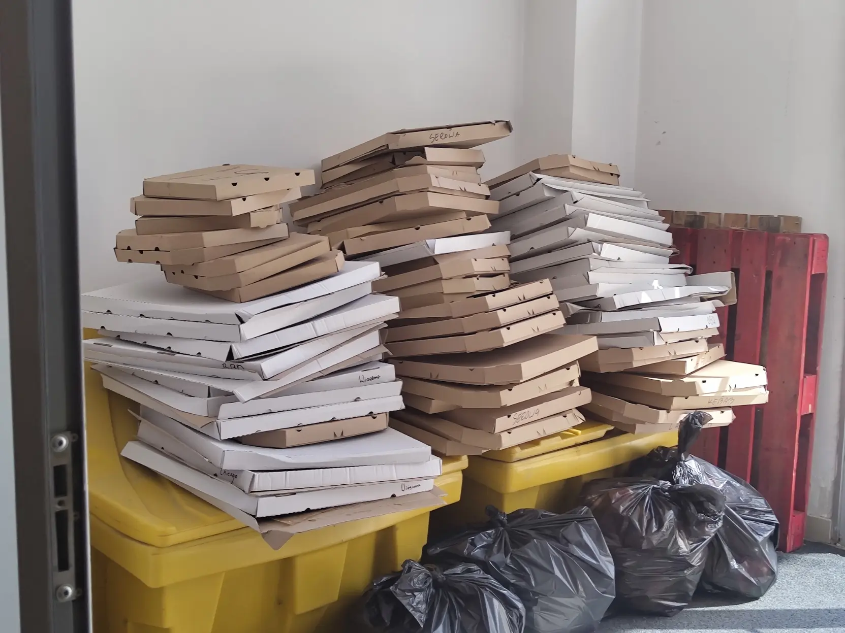 w pizde kartonów po pizzy