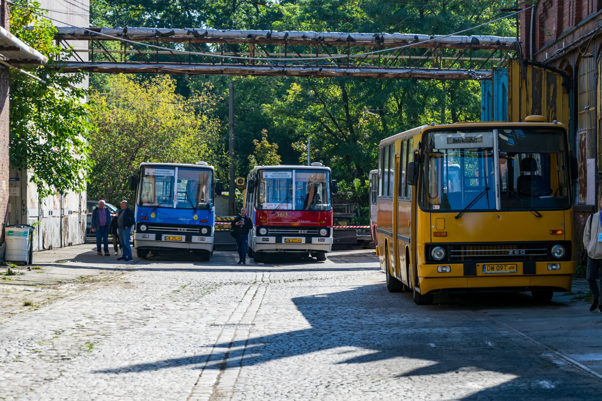 Close up of the Ikarus buses, there’s a yellow 260, white-blue 280 with PKS stickers and white-red 280