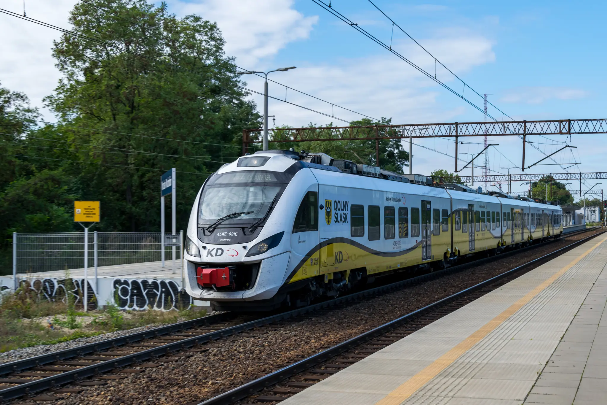 White-yellow Impuls 45WE leaving a station