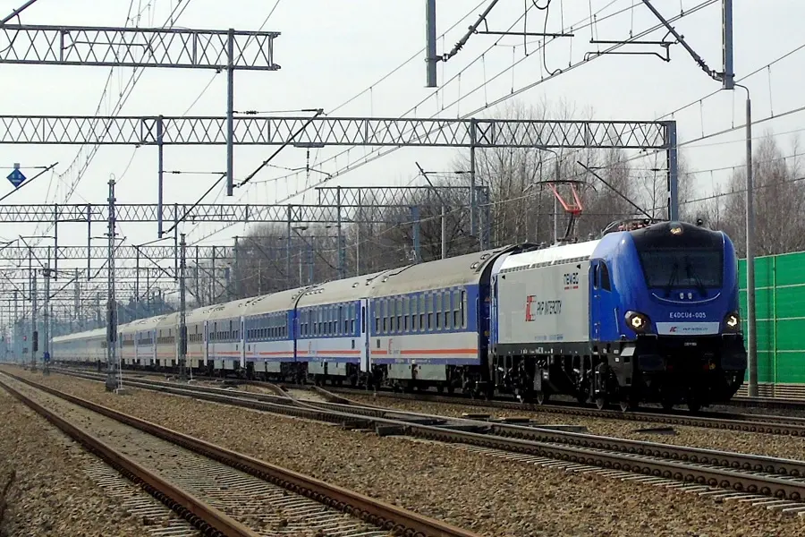 train with like 30 coaches of various class and age