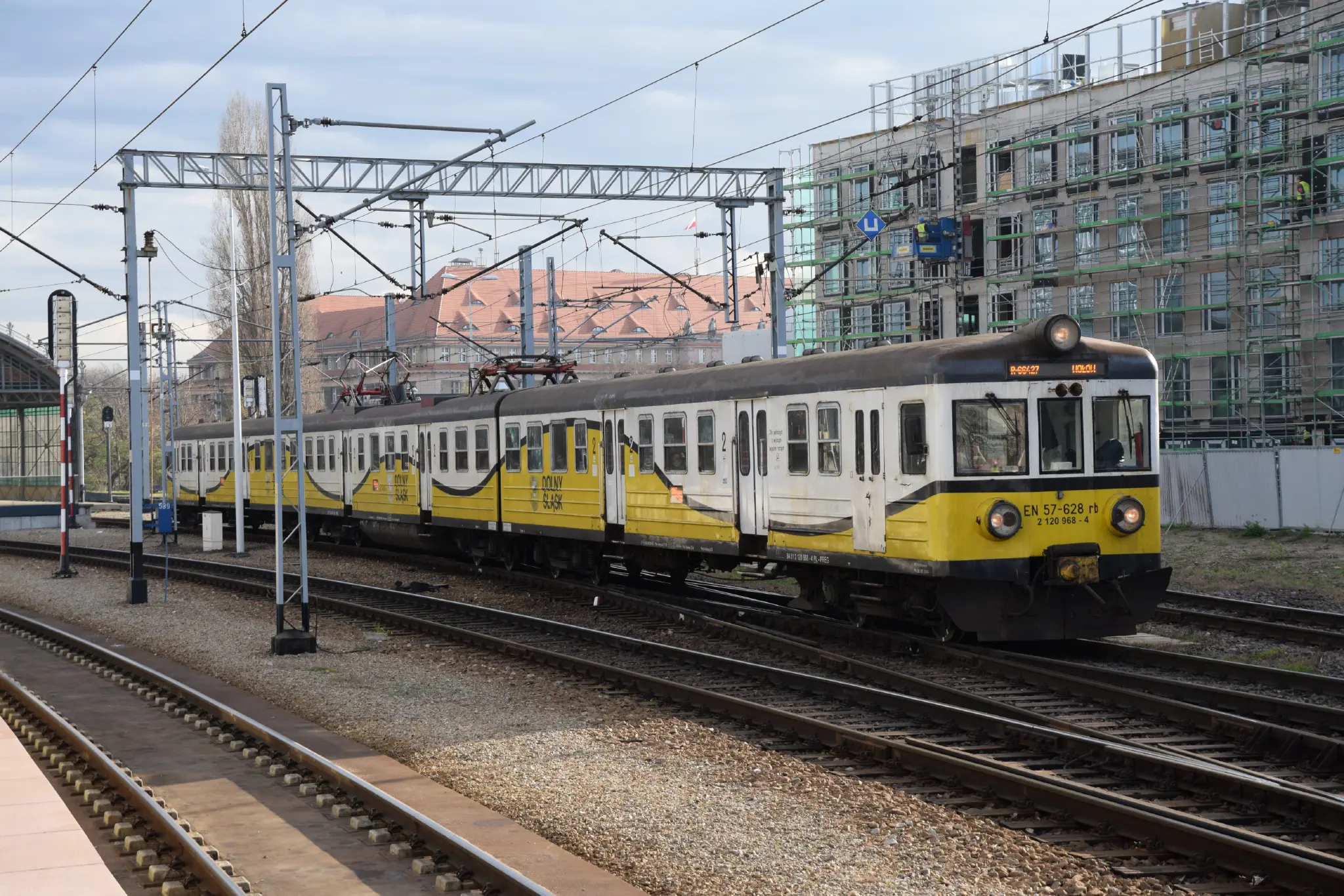 Old Polish white-black-yellow commuter EMU, with no low floor, everything being high floor, and there are steps at every entry