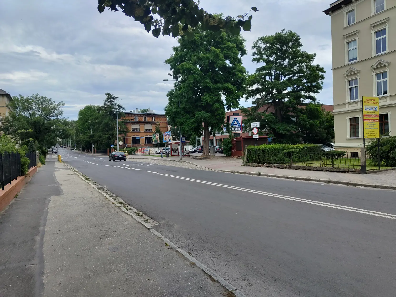 Bus stop, with Aldi Nord behind the trees