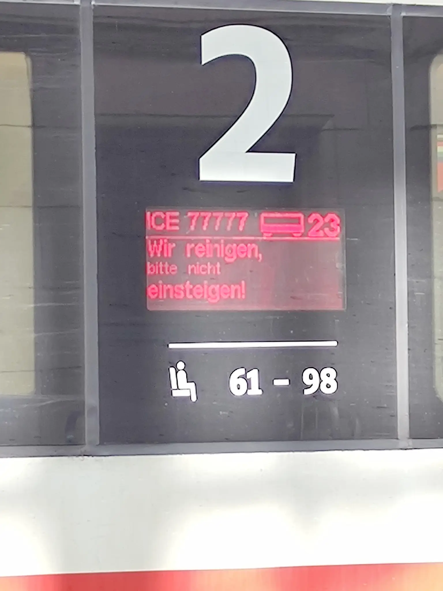 ICE T destination screen showing information such as "ICE 77777", coach number 23, and "Wir reinigen, bitte nicht einsteigen!"